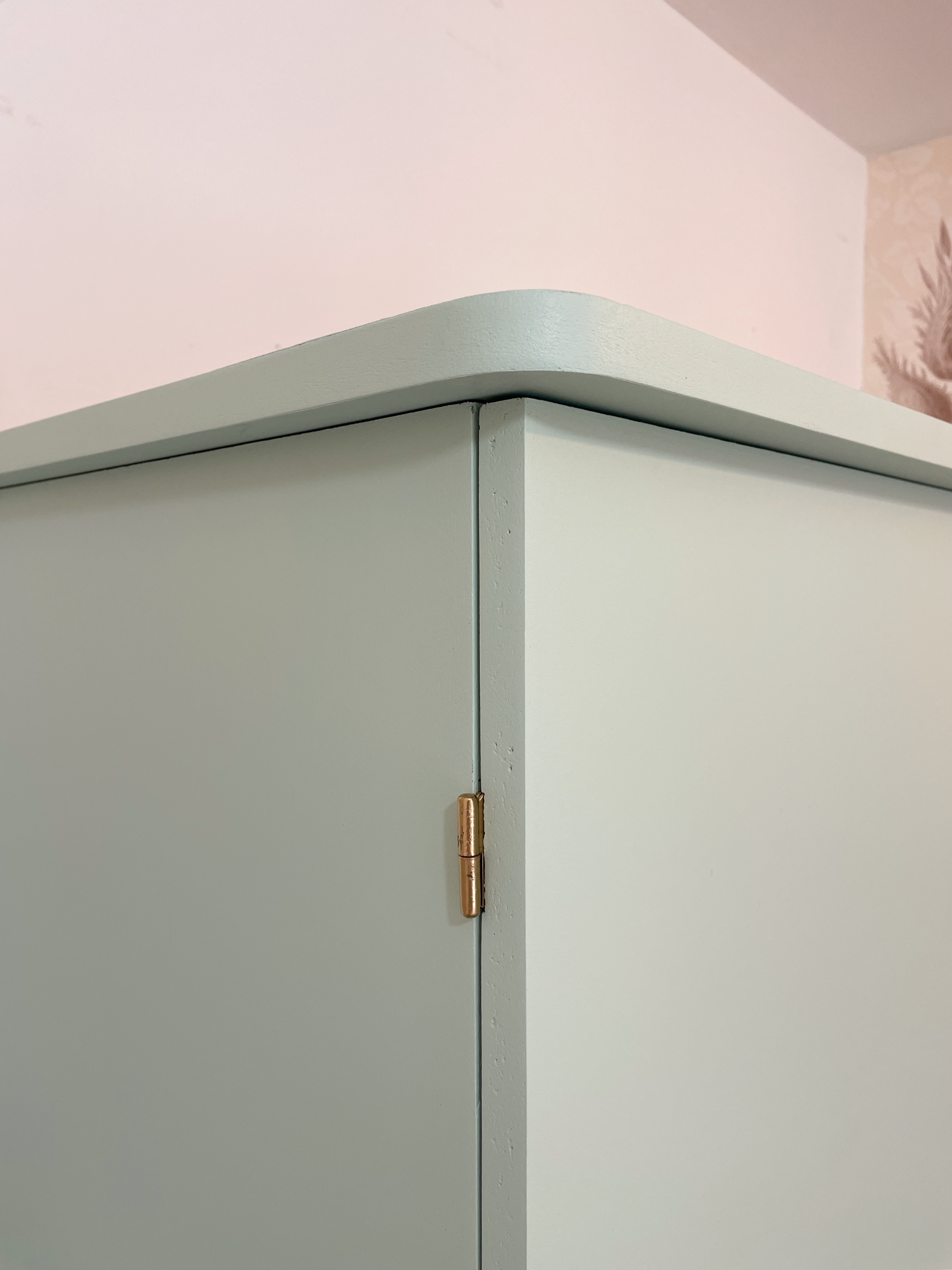 Armoire des années 70 revisitée - Vert pastel