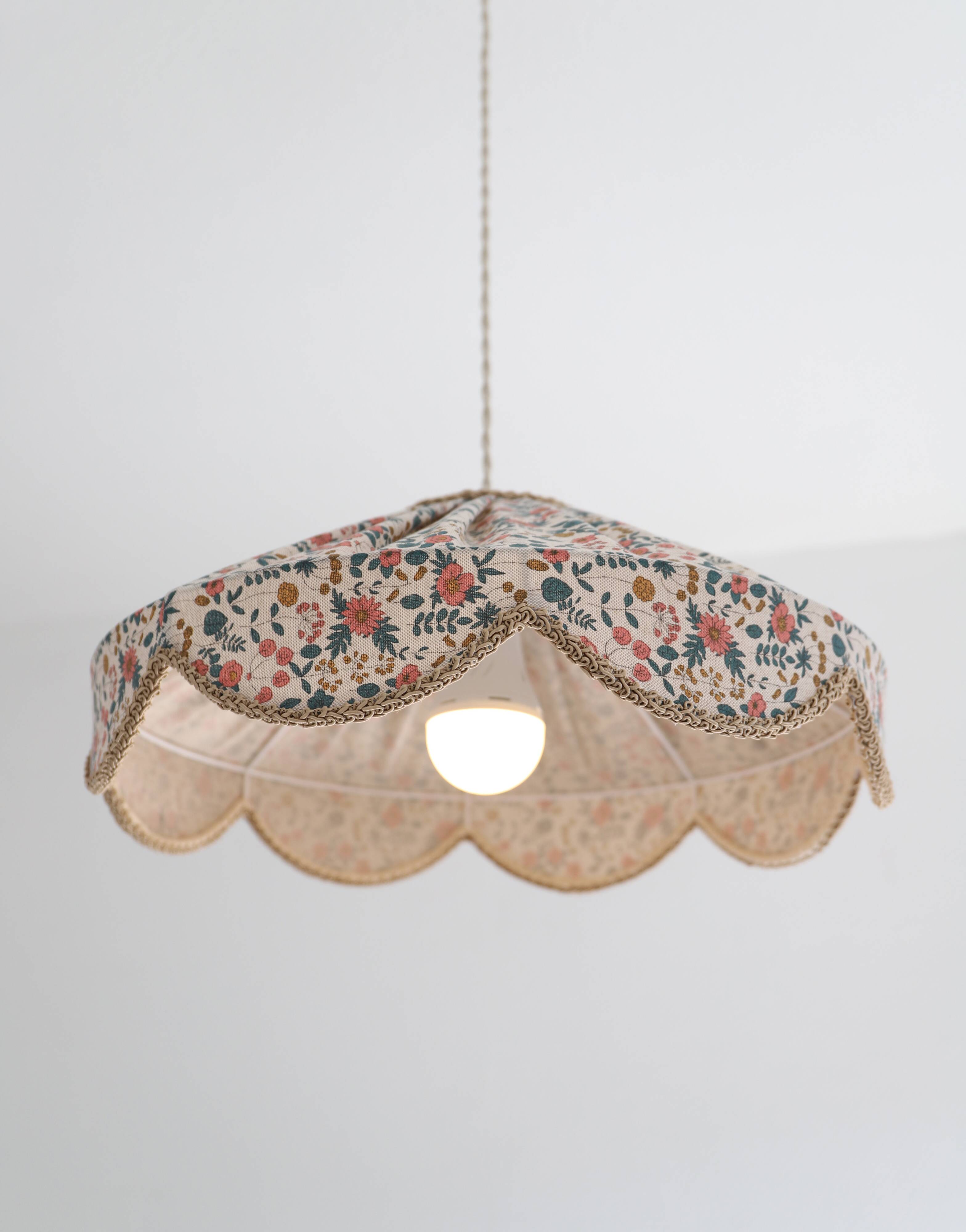 "Cosette English Garden" flower-shaped pendant light