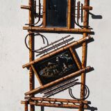 Vestiaire d'entrée, porte-manteaux en bambou à décor japonisant avec nacre.