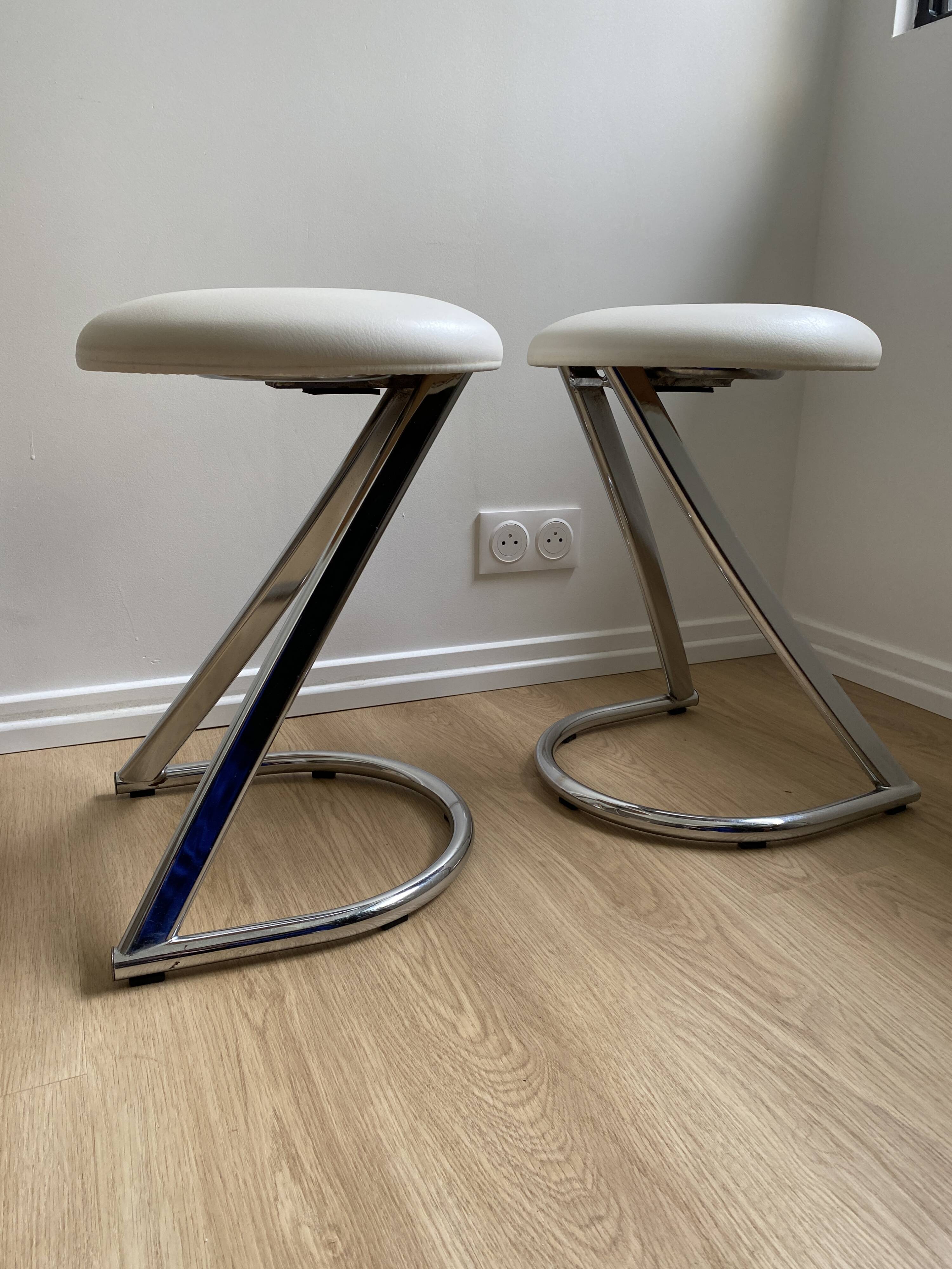 Pair of vintage Z low stools with chrome metal base and white skai seat. H: 49 cm 80s