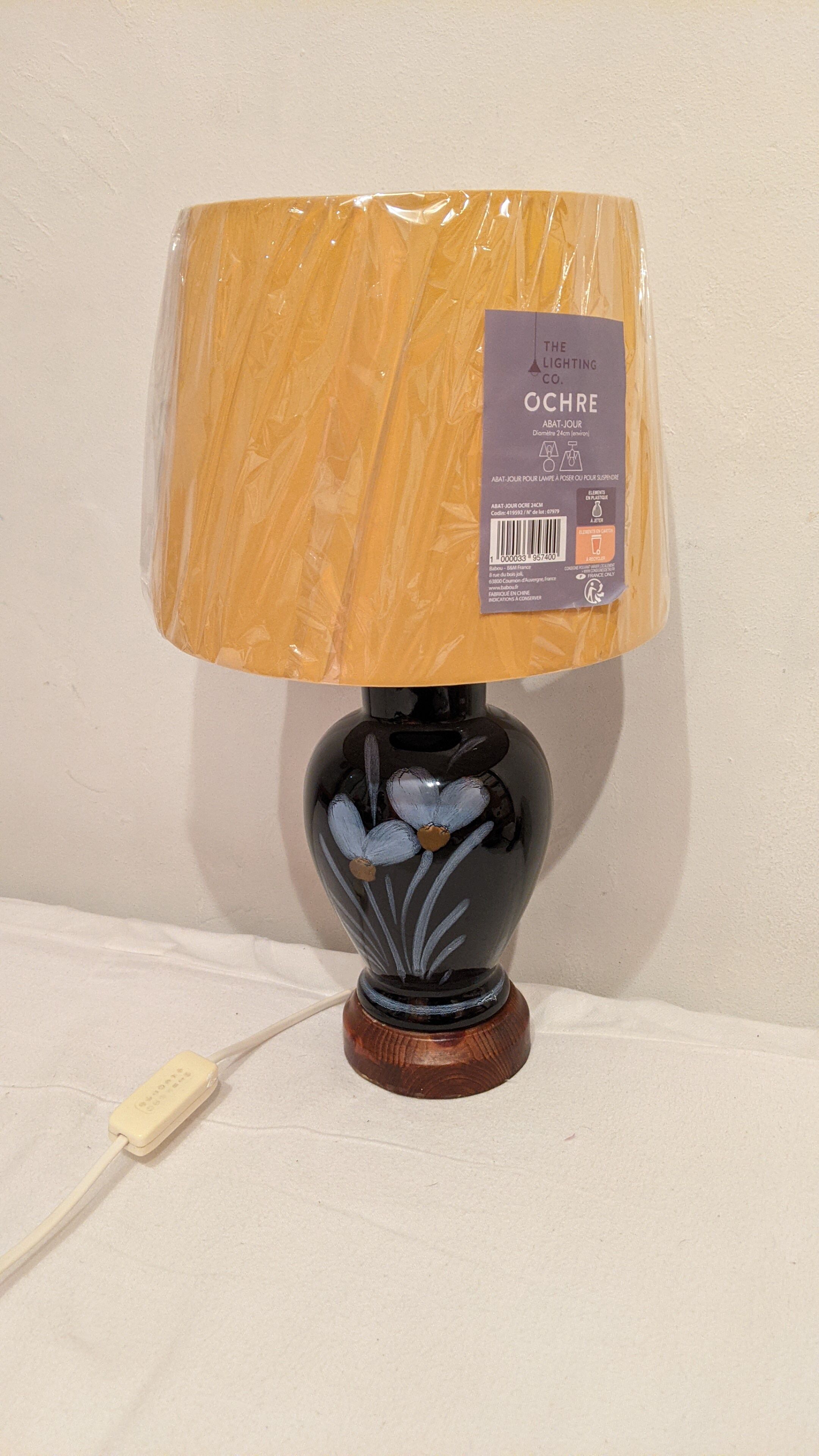 Very nice vintage lamp to lay in excellent hand-painted condition