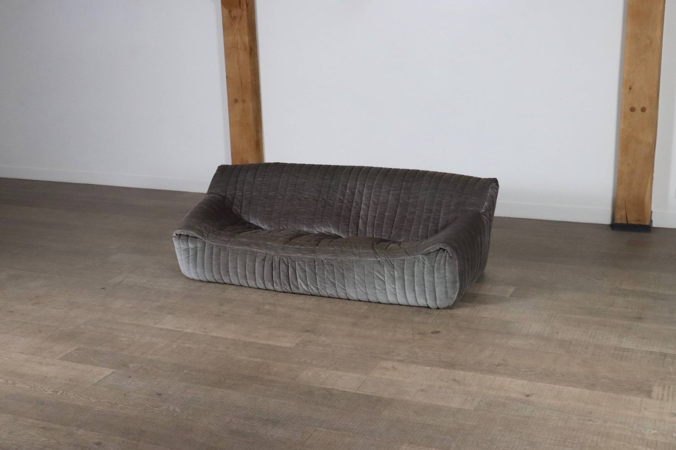 Canapé trois places original Cinna Sandra en velours par Annie Hieronimus, France années 1970