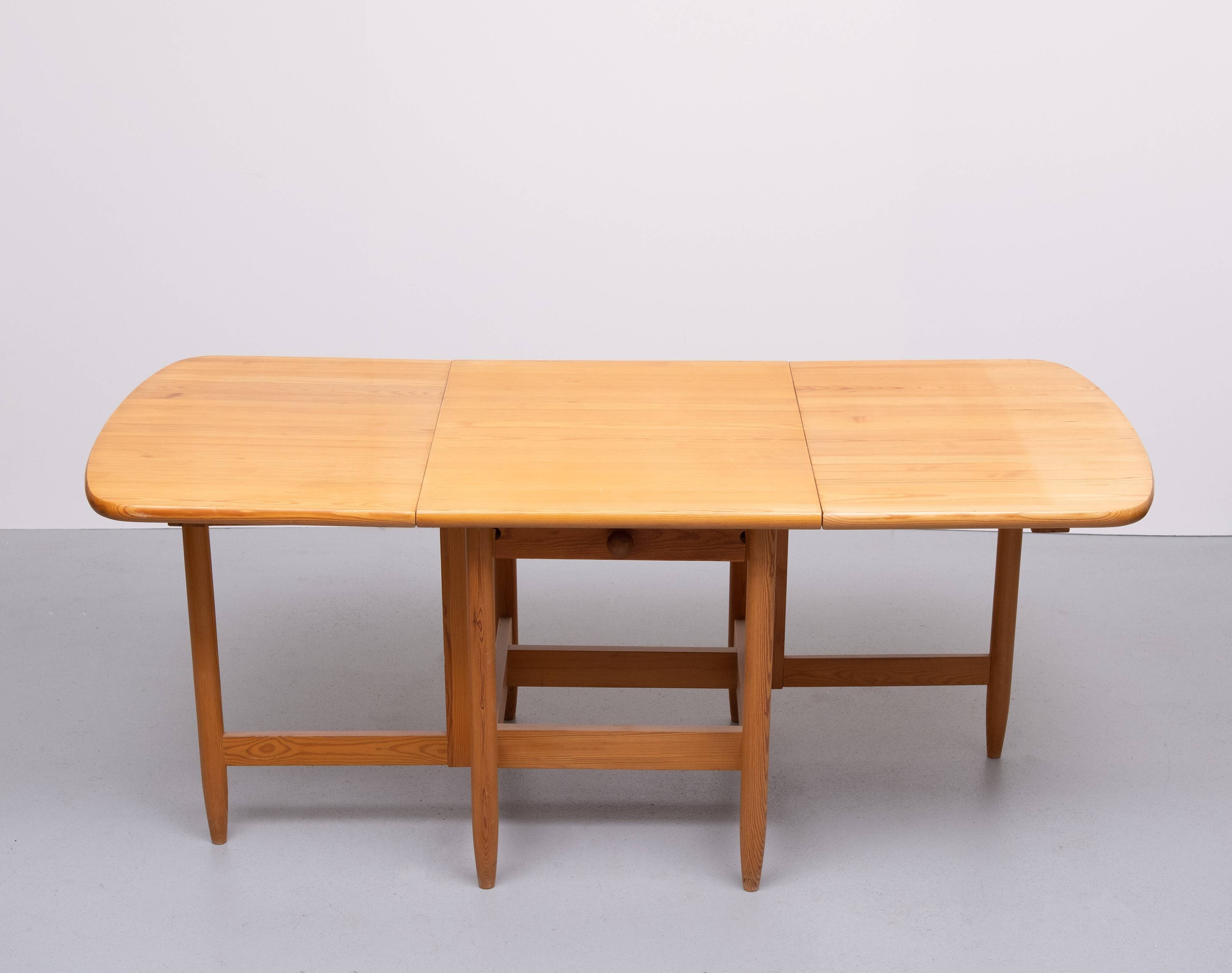 Eero Aarnio Solid Pine wood drop leaf dining table Laukaan Puu 1970s