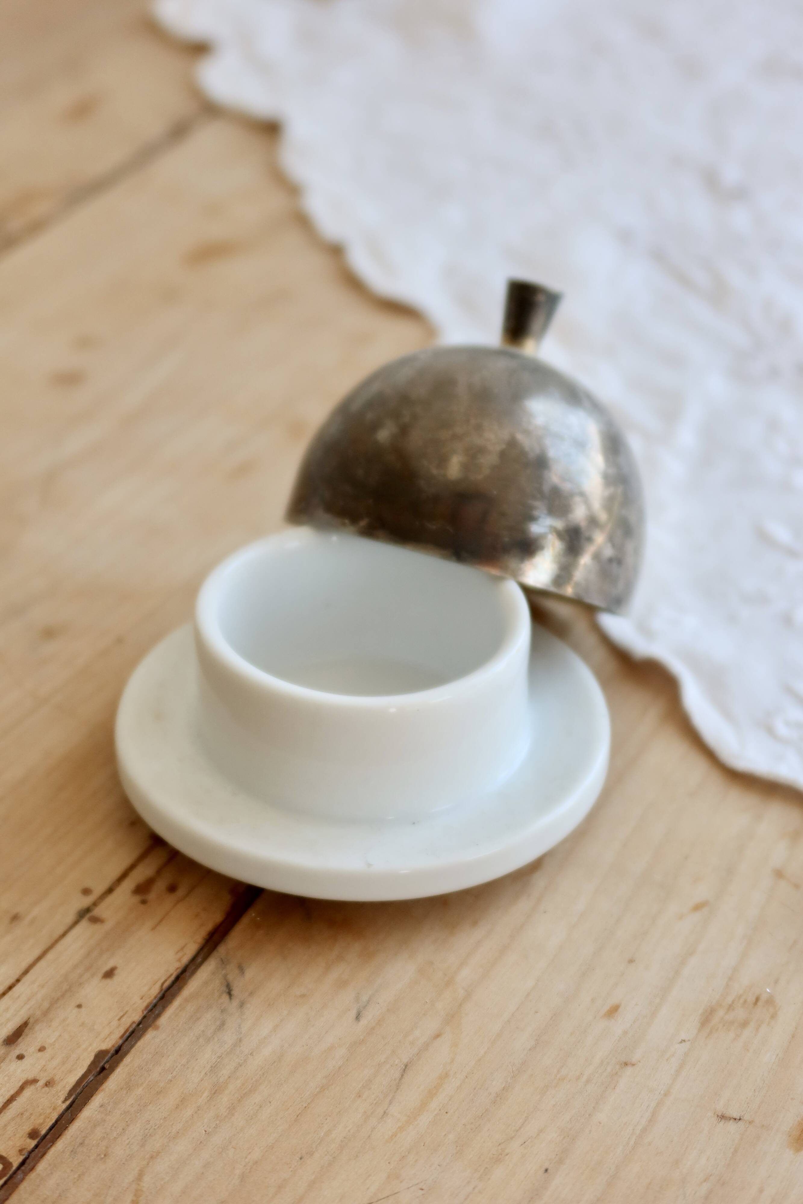 Petit beurrier cloche vintage porcelaine blanche et métal argenté patiné