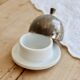 Petit beurrier cloche vintage porcelaine blanche et métal argenté patiné