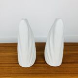 Paire de vases corail en céramique blanche, serre-livres