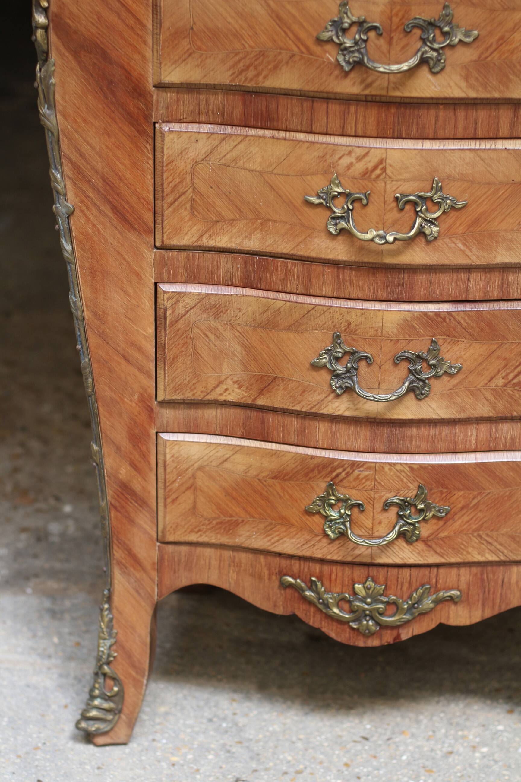 Adorable small veneered chest of drawers.