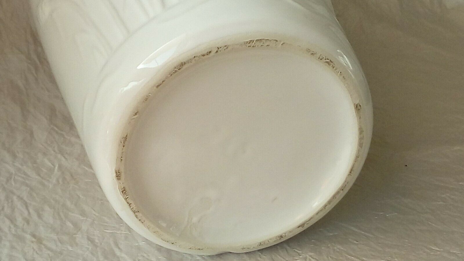 Porcelain vase thick white decor in relief duck flight