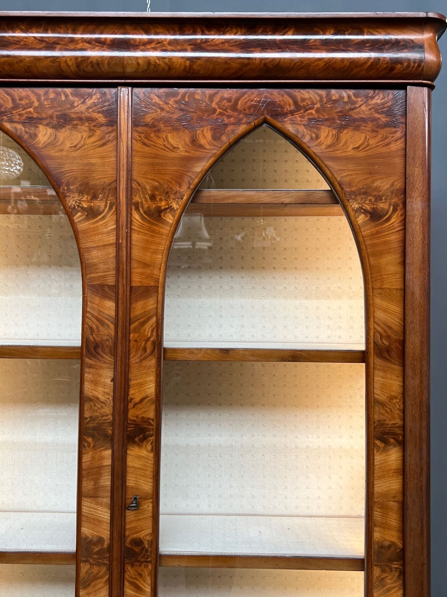 Vitrine de style empire