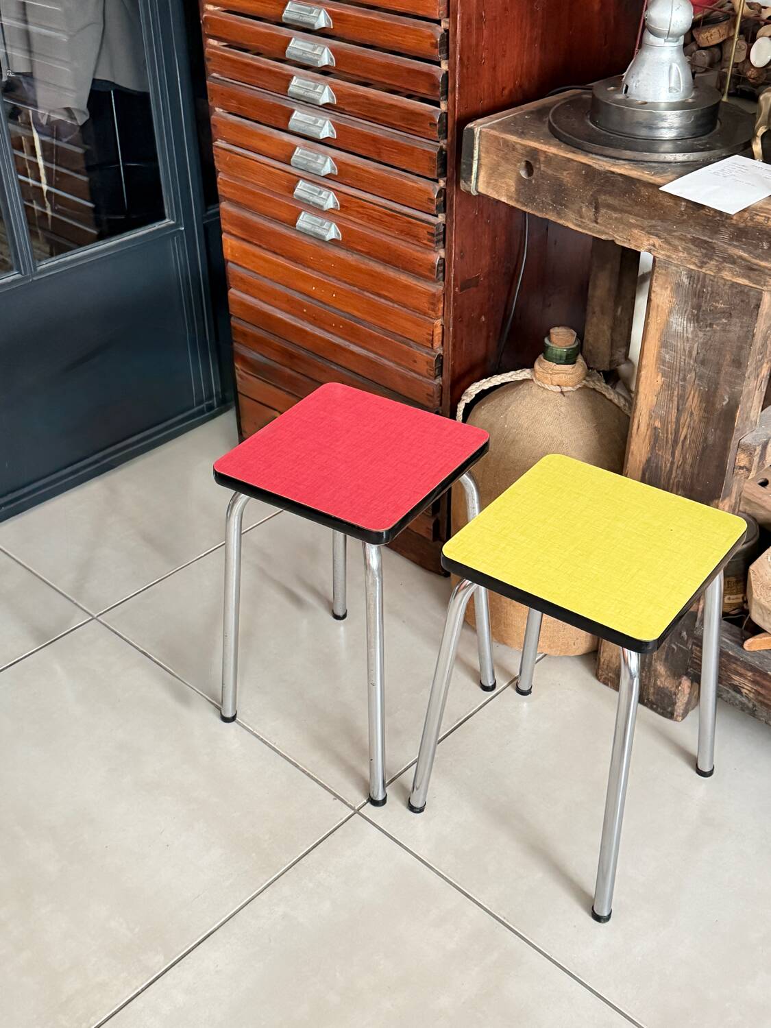Lot de 2 tabourets Formica vintage