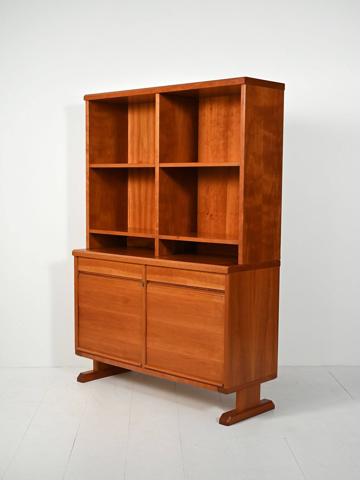 Libreria scandinava con sideboard e mensole a vista, anni 40/50