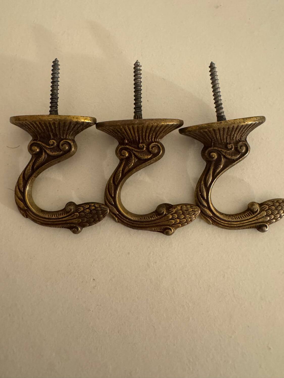 Description : Lot de 3 crochets muraux décoratifs en laiton au style a