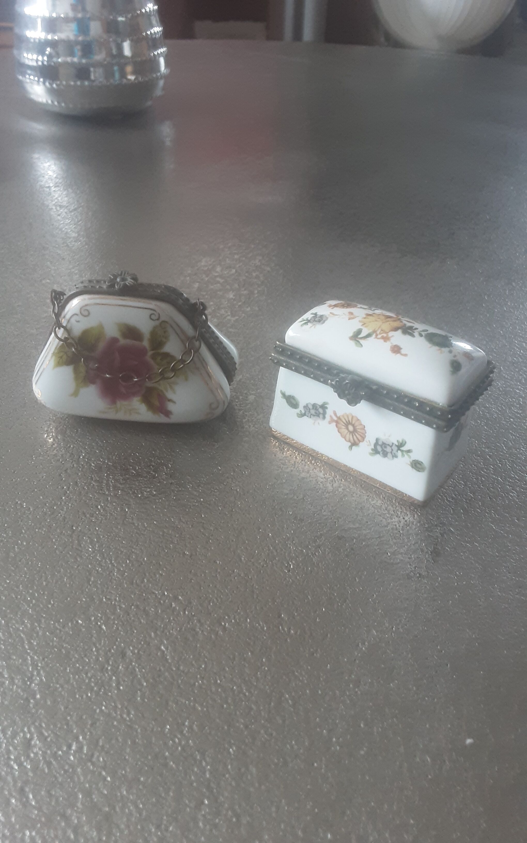 Lot 2 porcelain boxes Art