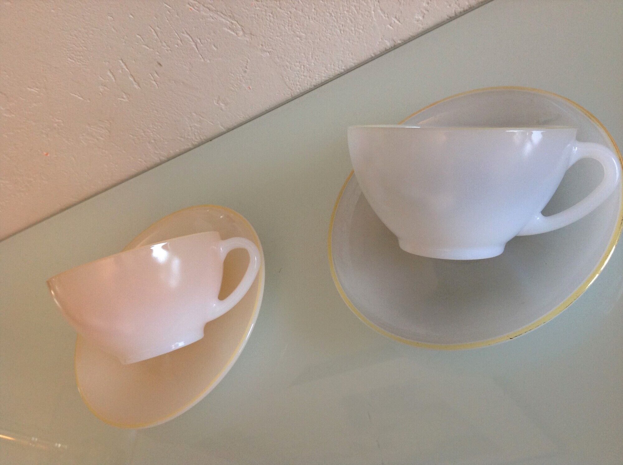 Pair of polychrome opaline cups by Arcopal / vintage 60s-70s