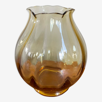 Vase en verre d’art de couleur ambre avec nervures, de collection soufflé à la main des années 1970, fabriqué en Pologne