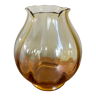 Vase en verre d’art de couleur ambre avec nervures, de collection soufflé à la main des années 1970, fabriqué en Pologne