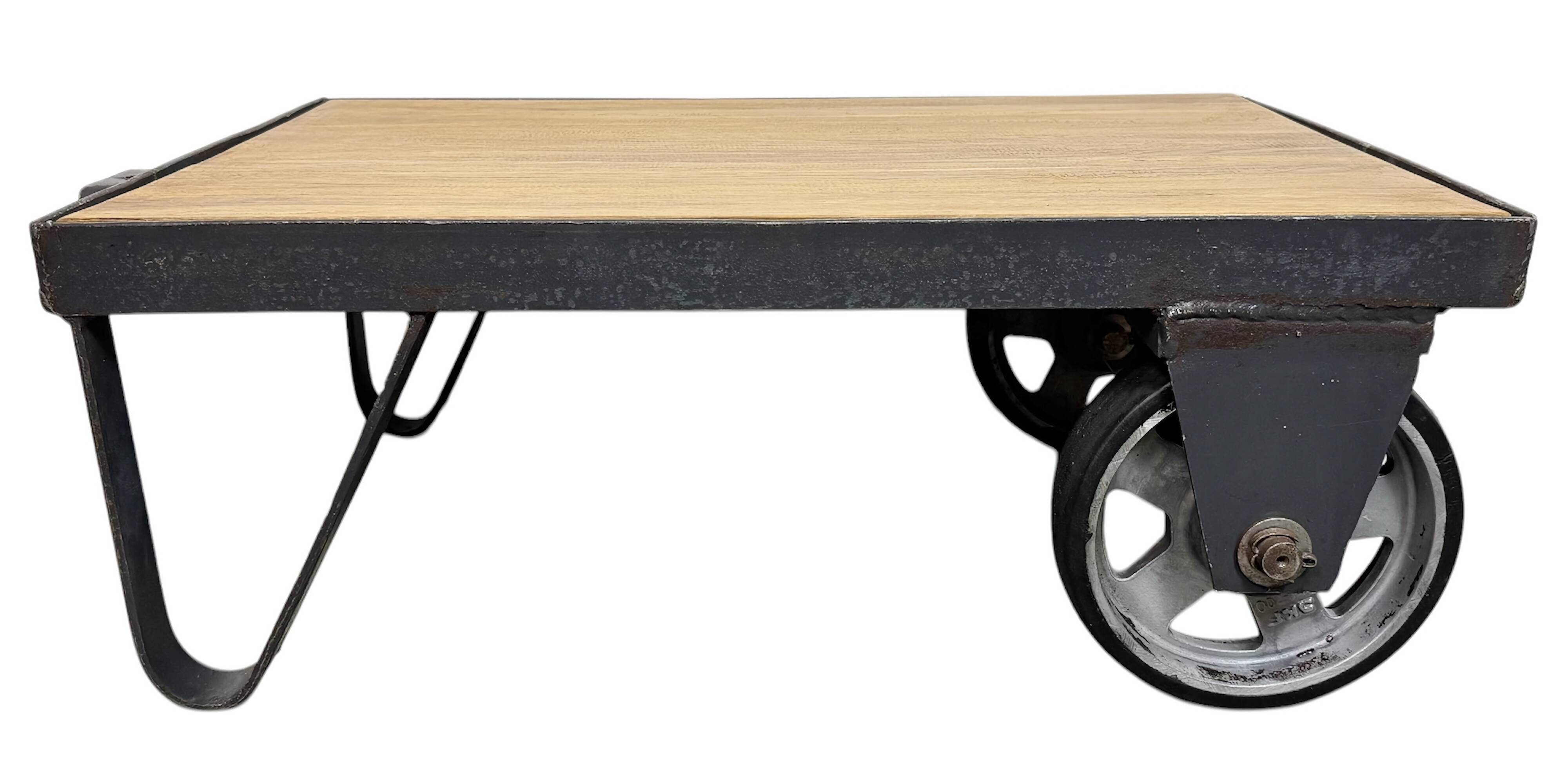 Table basse industrielle noire, années 1960
