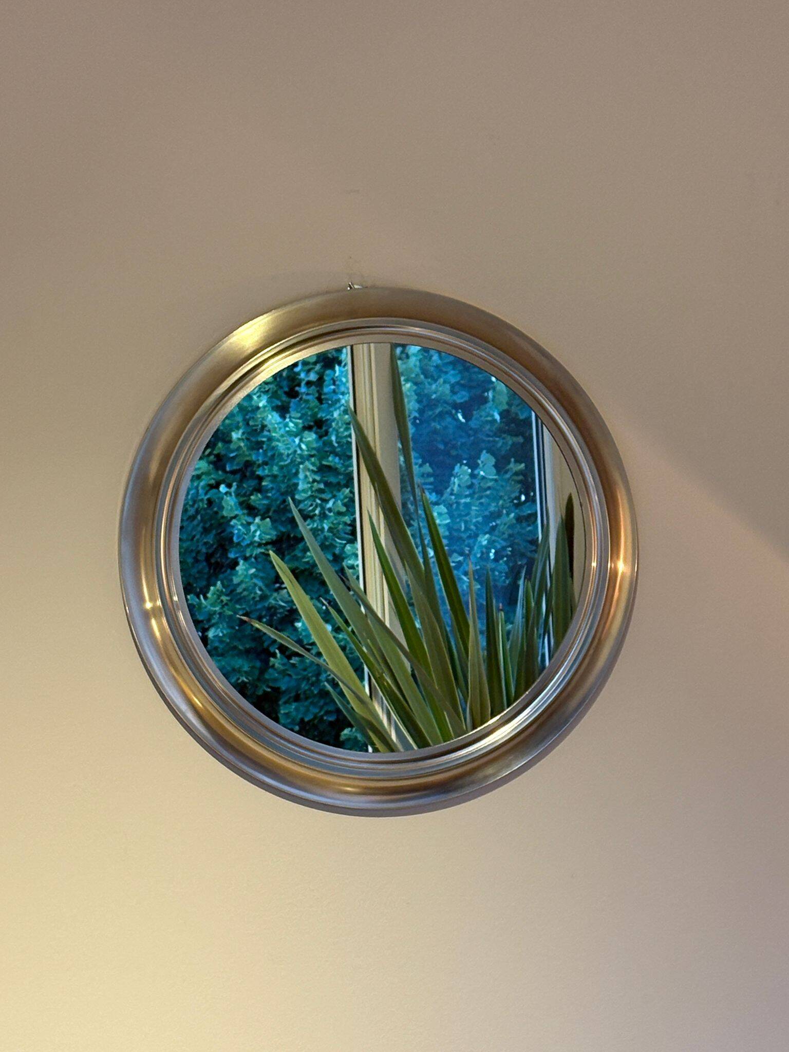 Miroir rond en métal , Italie années 1970