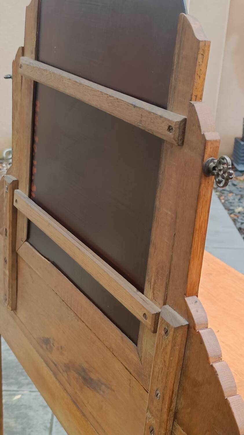 Art Deco hairdresser with bevelled mirror