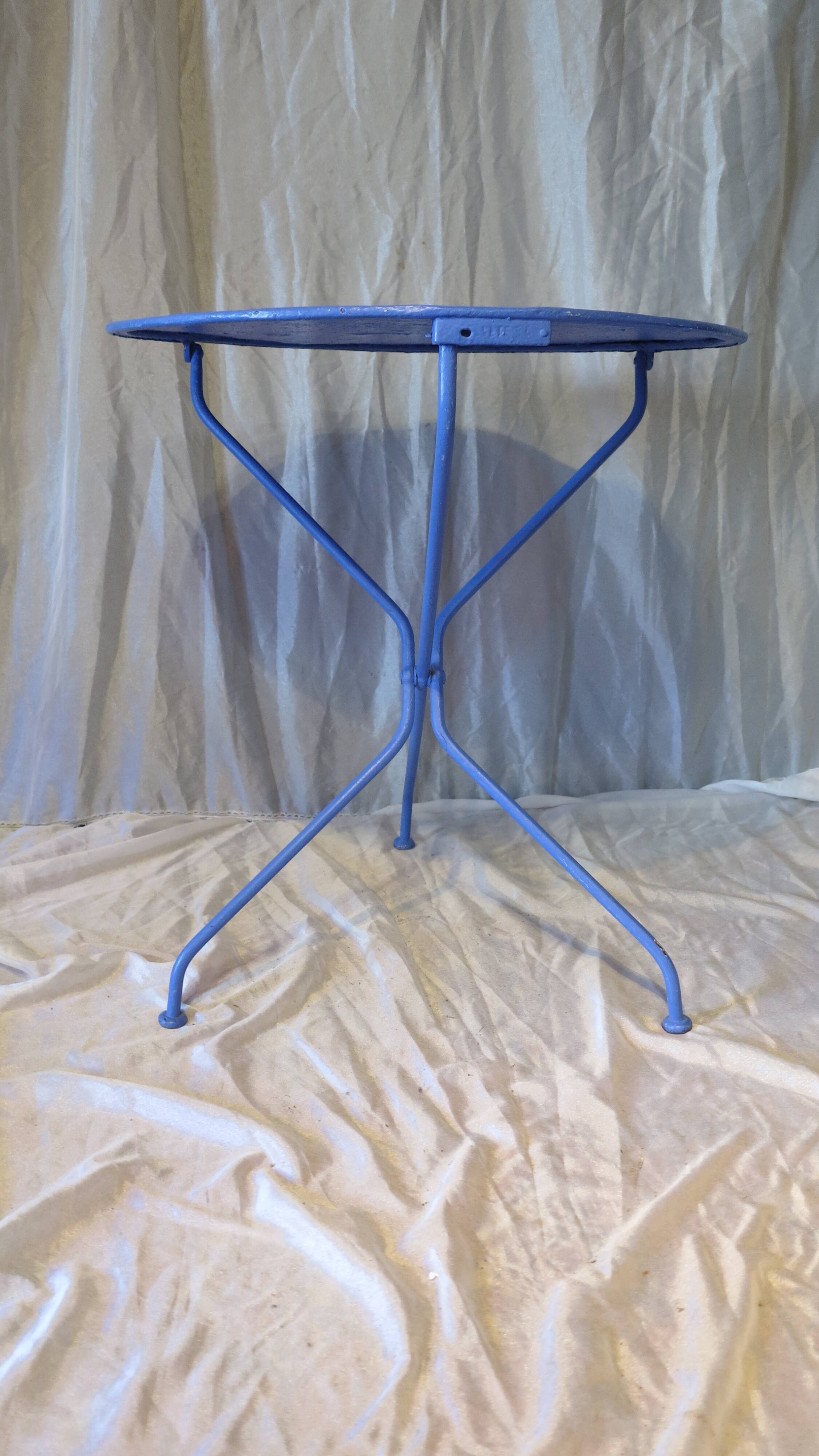 round outdoor table in ultramarine metal