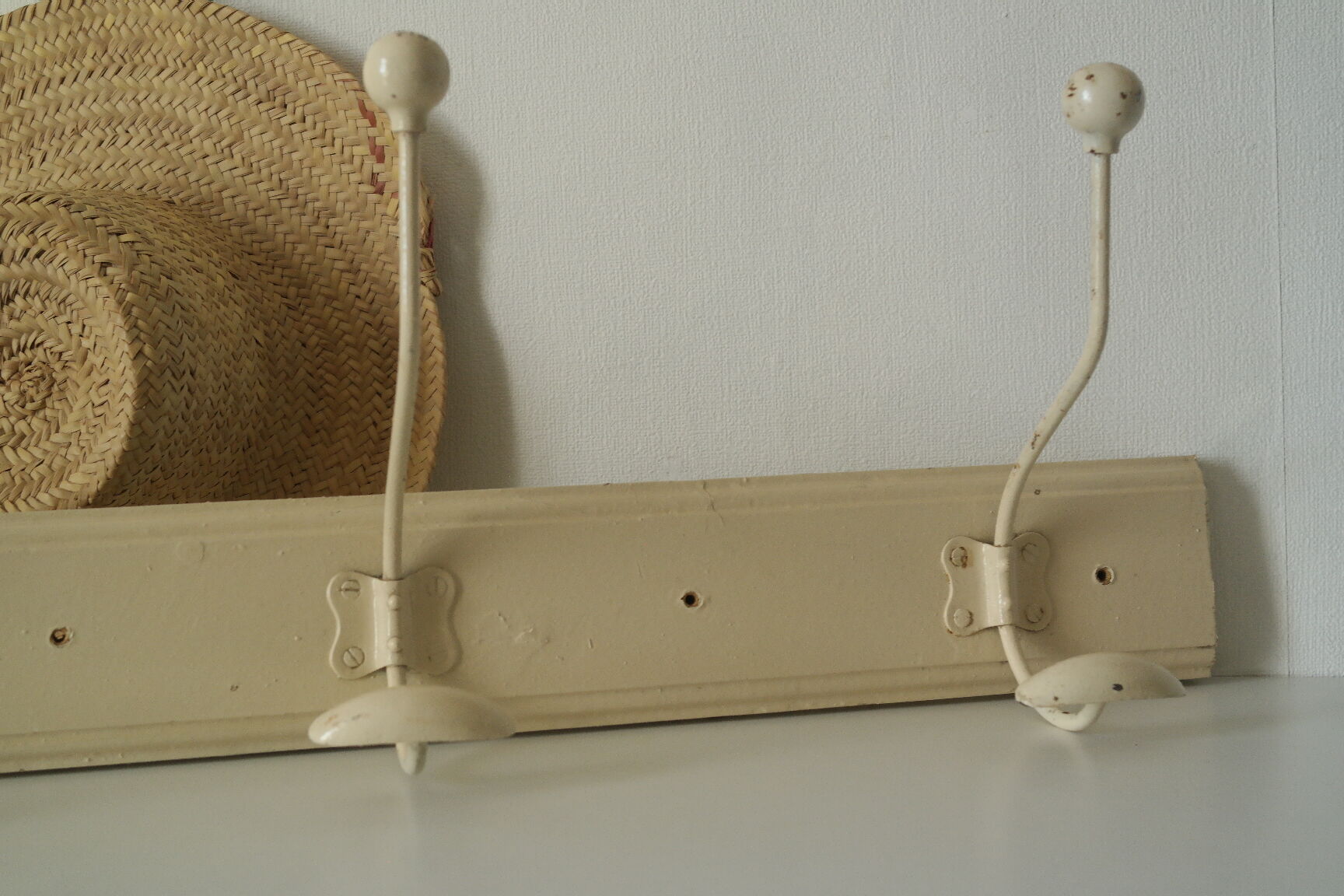 Porte manteau murale vintage bois et métal beige