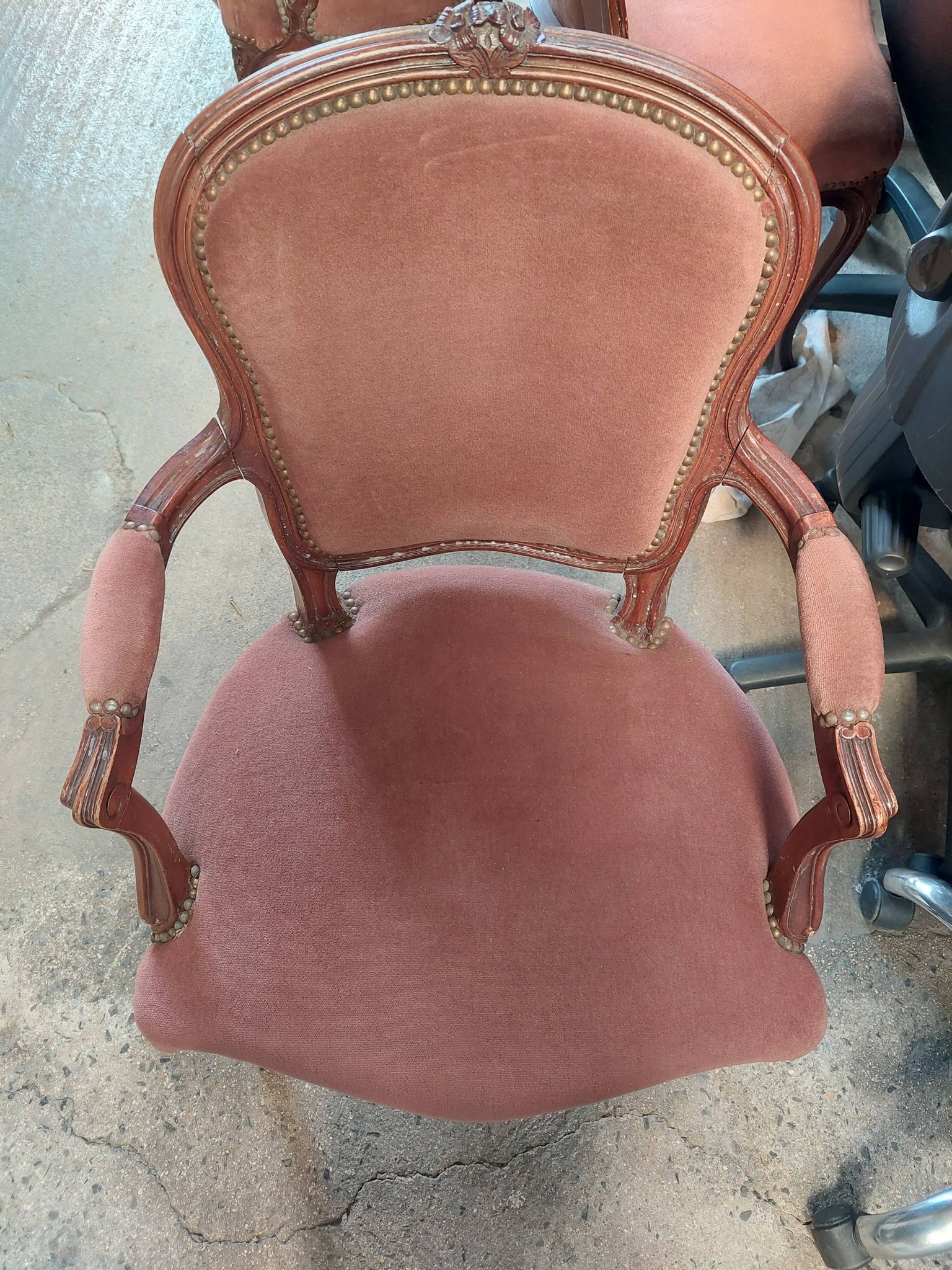 Paire de fauteuils avec ses reposes pieds style Louis Philippe en noyer