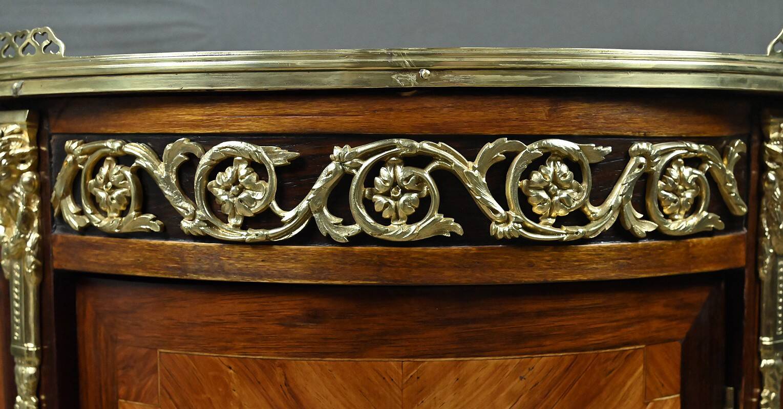 Small living room piece in precious wood marquetry, Louis XVI style – mid-19th century.