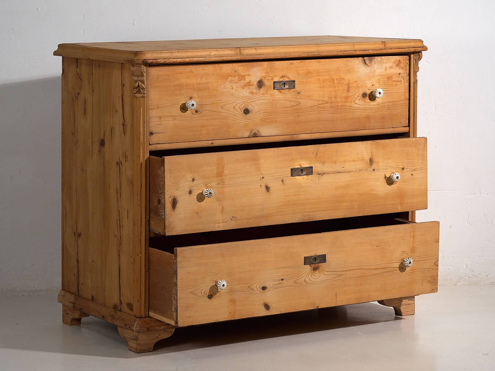 Large antique chest of drawers (circa 1920)