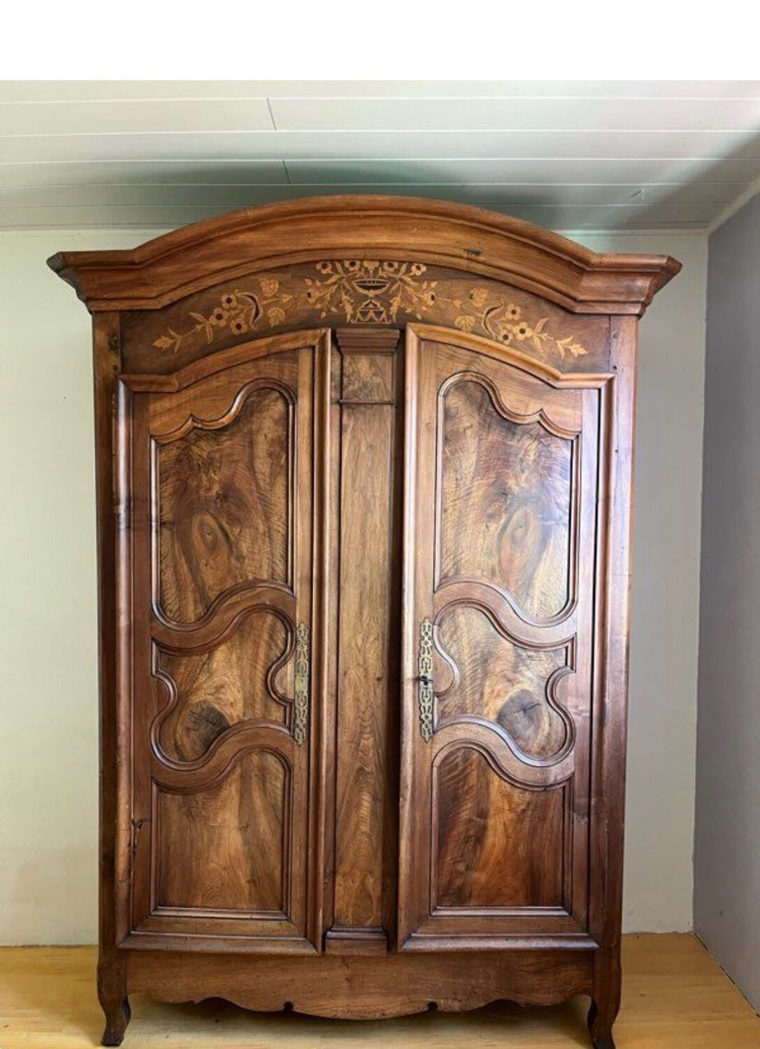 Castle wardrobe in solid walnut - Antique piece