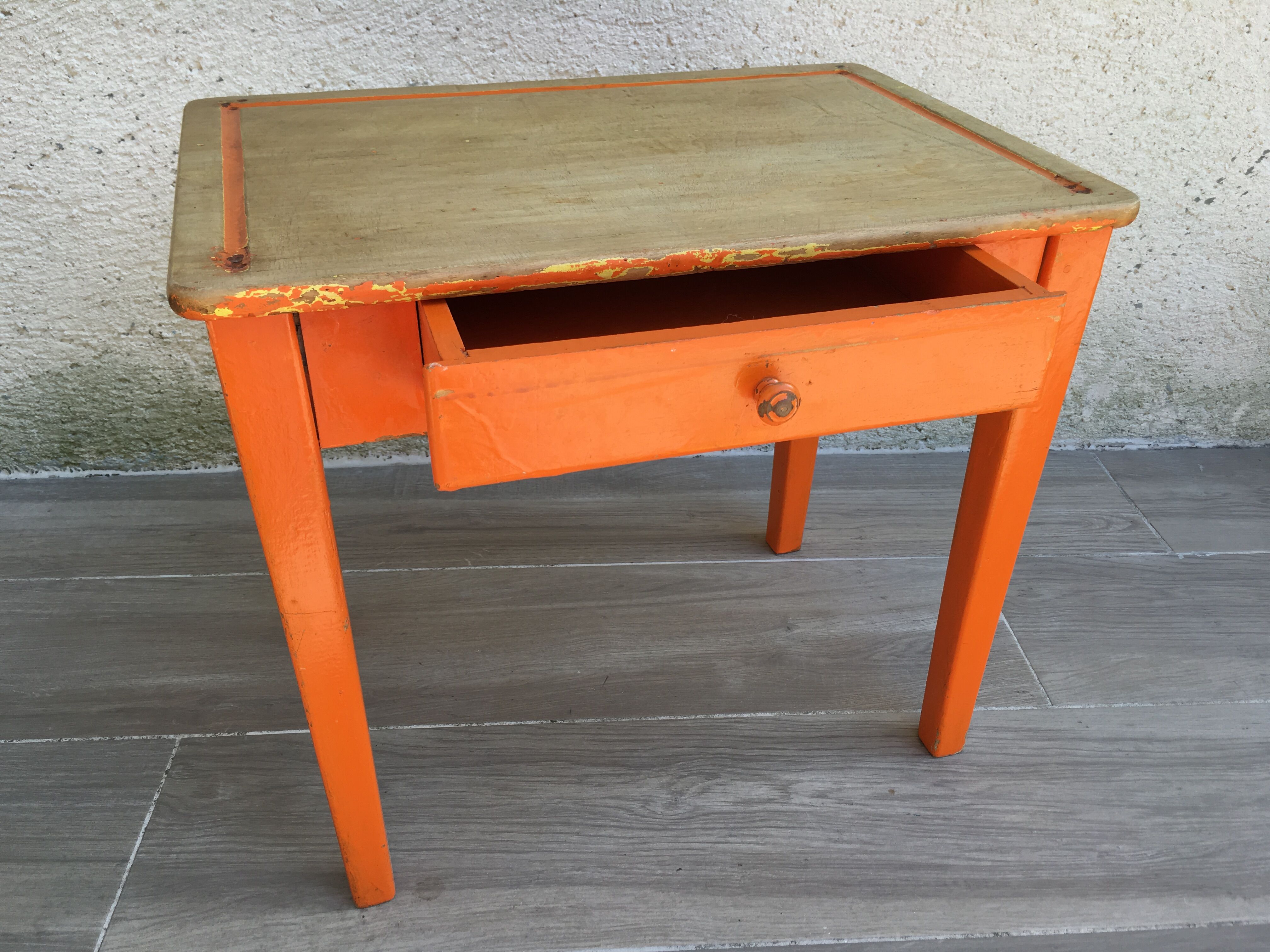 Wooden wooden desk orange base