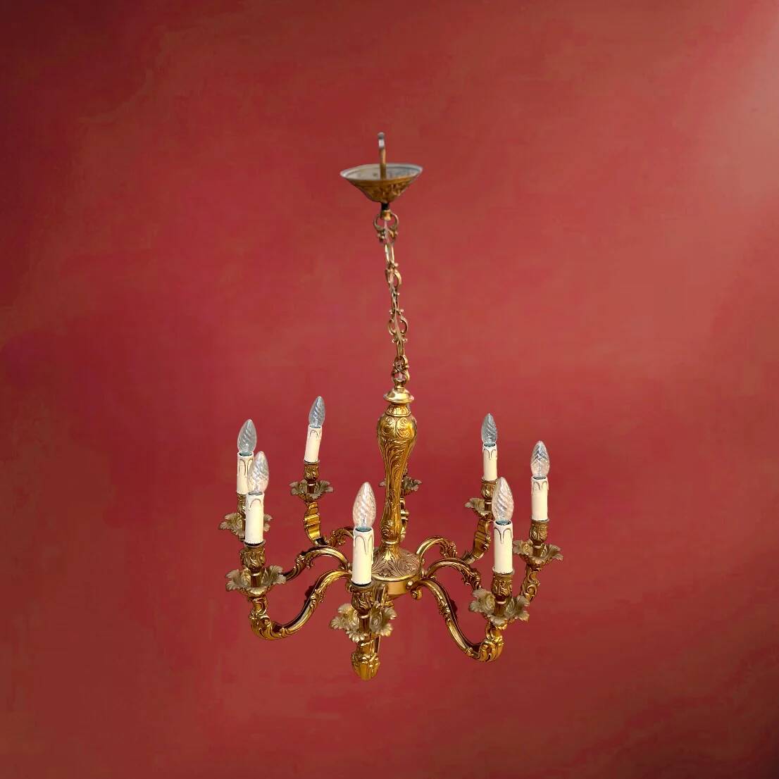 Lustre ancien en laiton doré massif style Louis XV rocaille à 8 feux – années 50 70