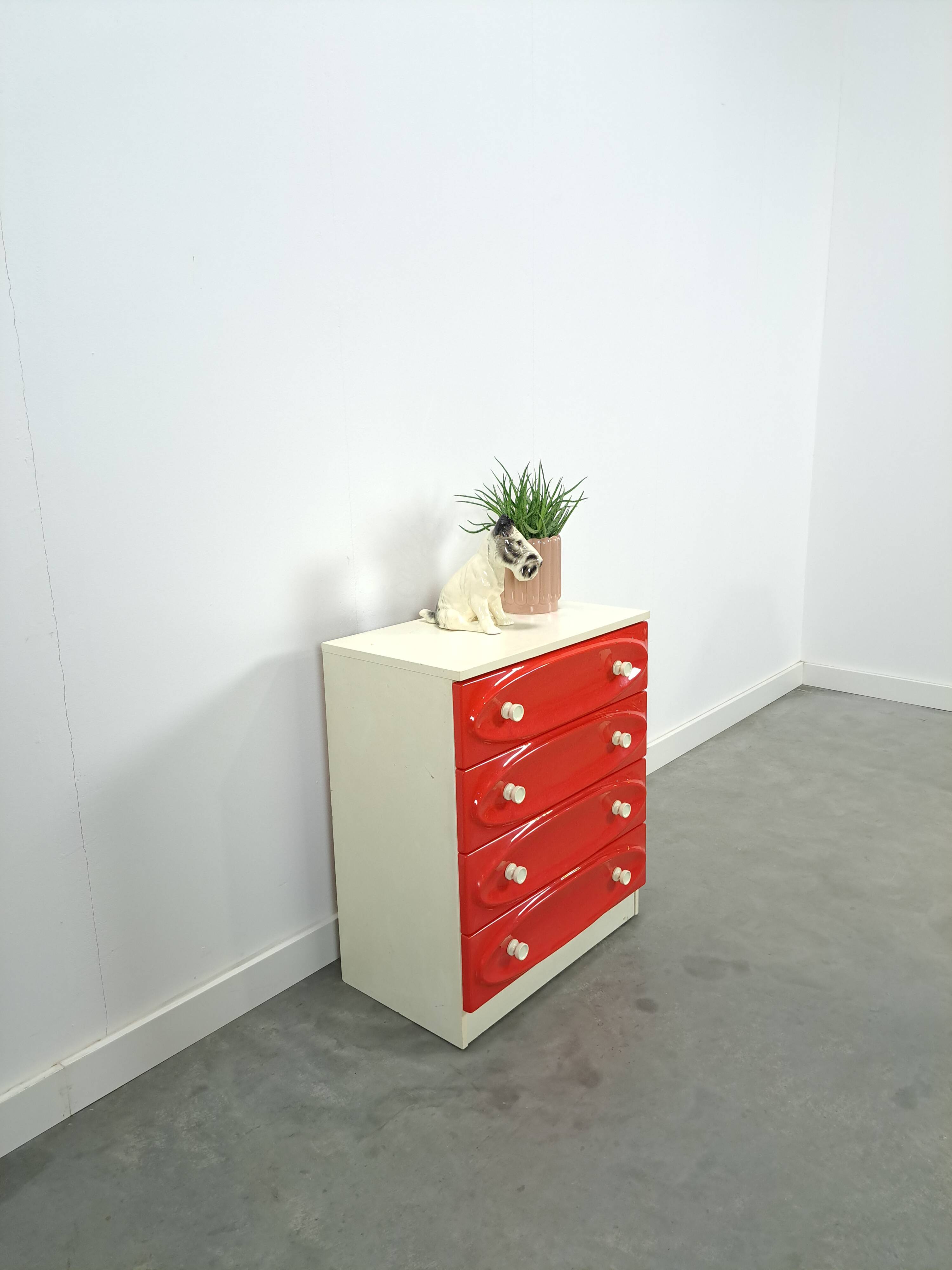 Vintage ladekast met rood roze kunststof lades 1970