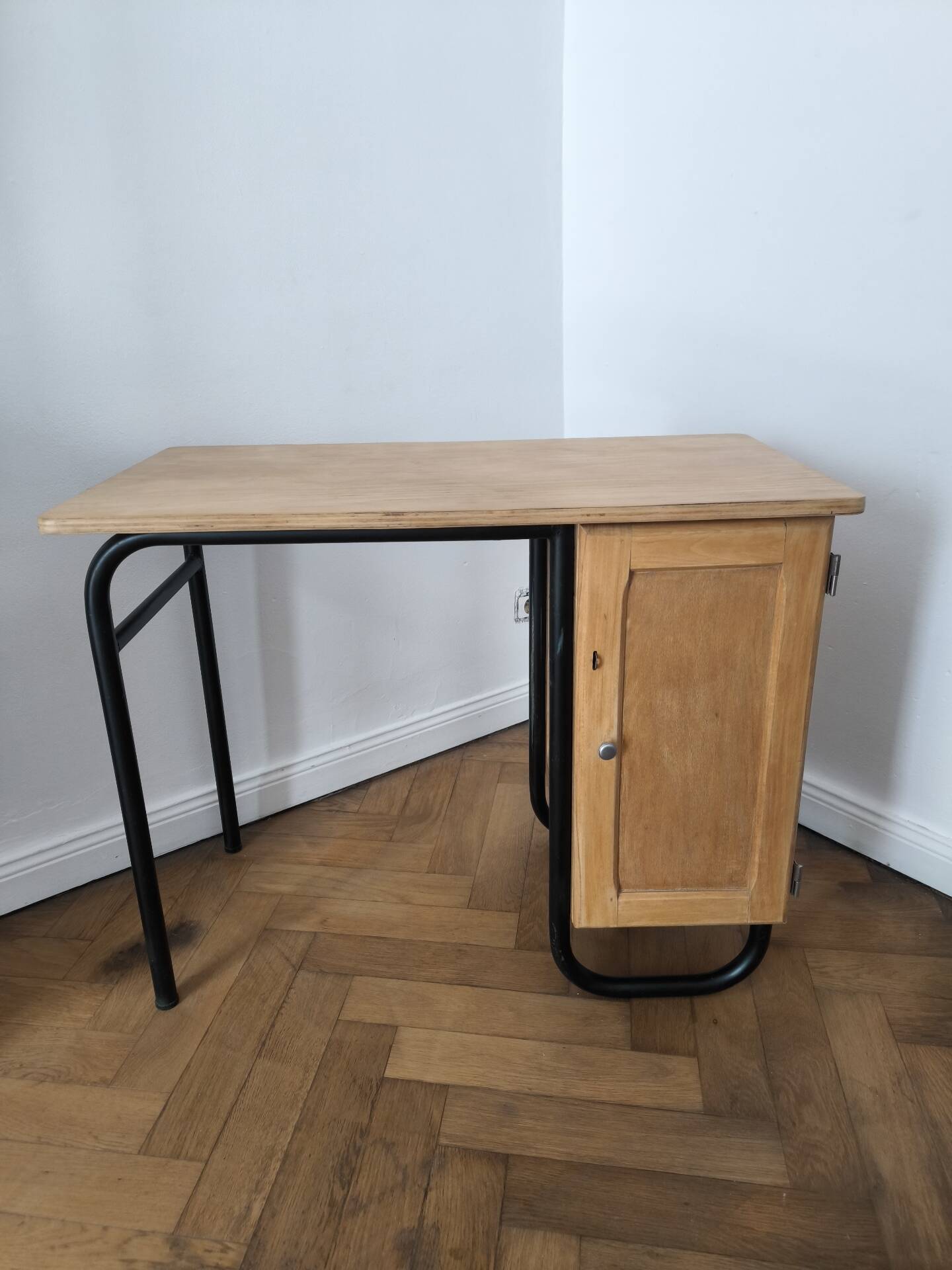 Boarding office S22 – Jacques Hitier for Mobilor (1963) – Renovated &