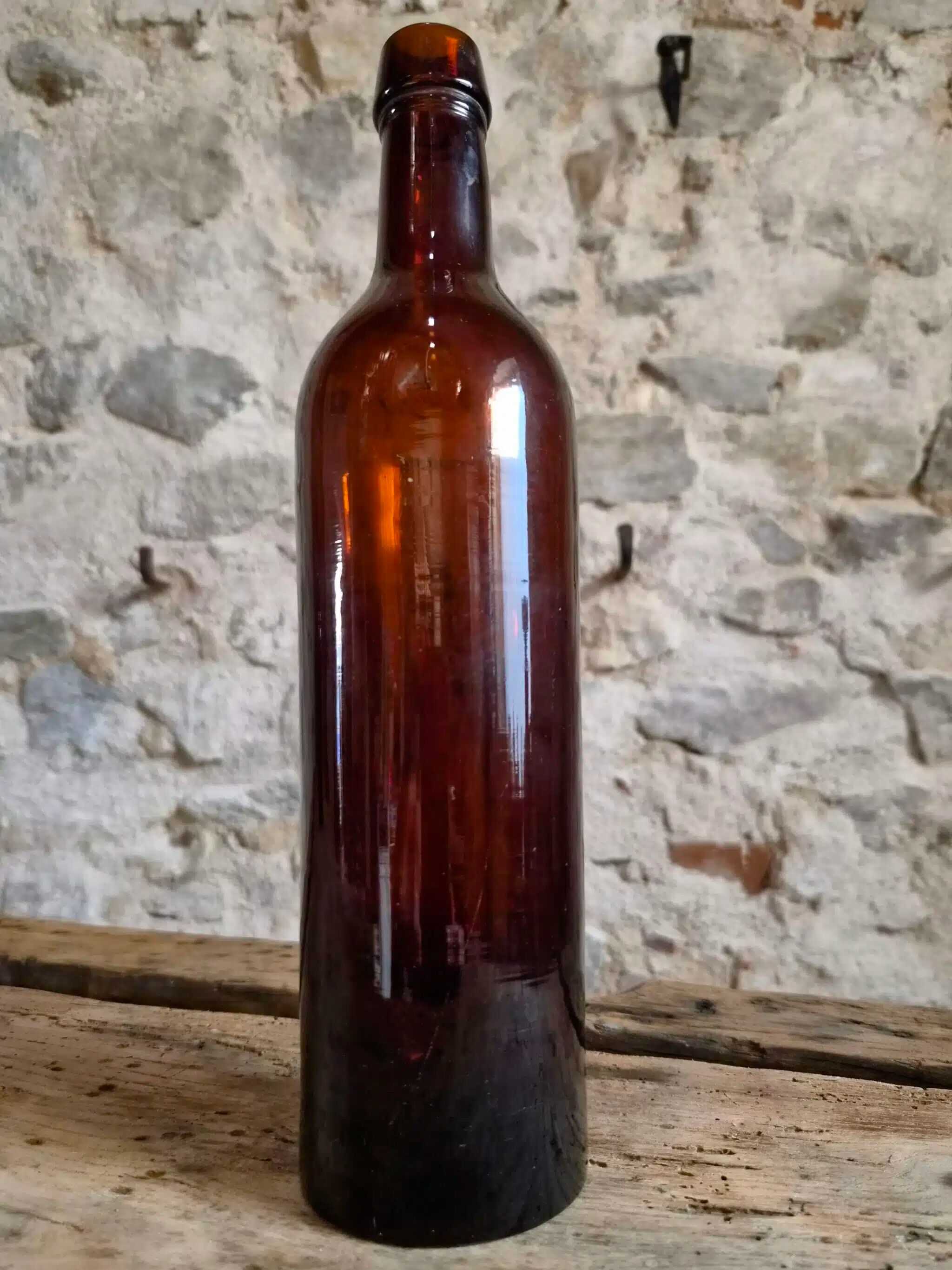 Set of 10 bottles of old Bordeaux French wine in ruby brown glass, 19th century.