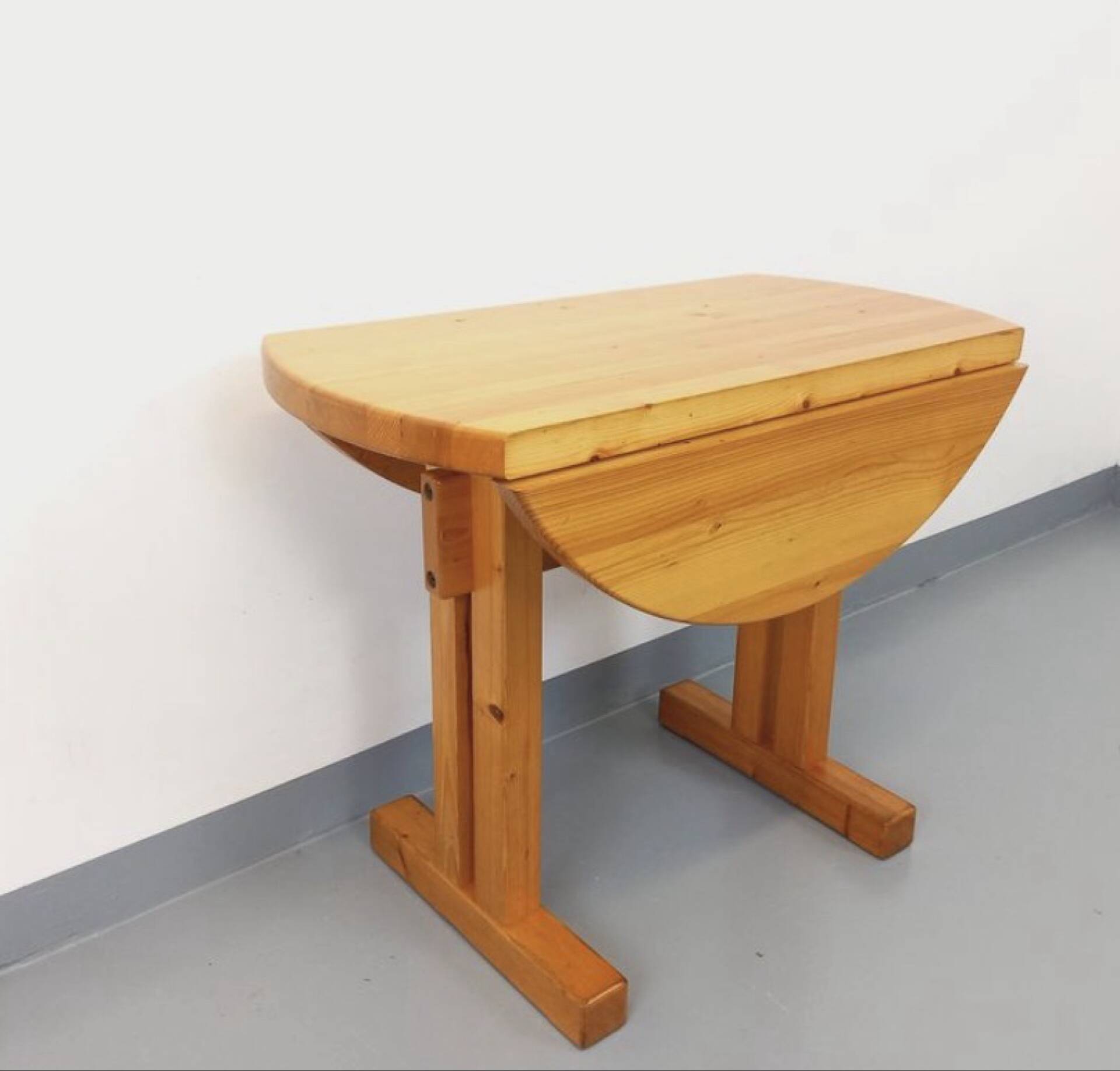Table à manger ronde Charlotte Perriand les Arcs