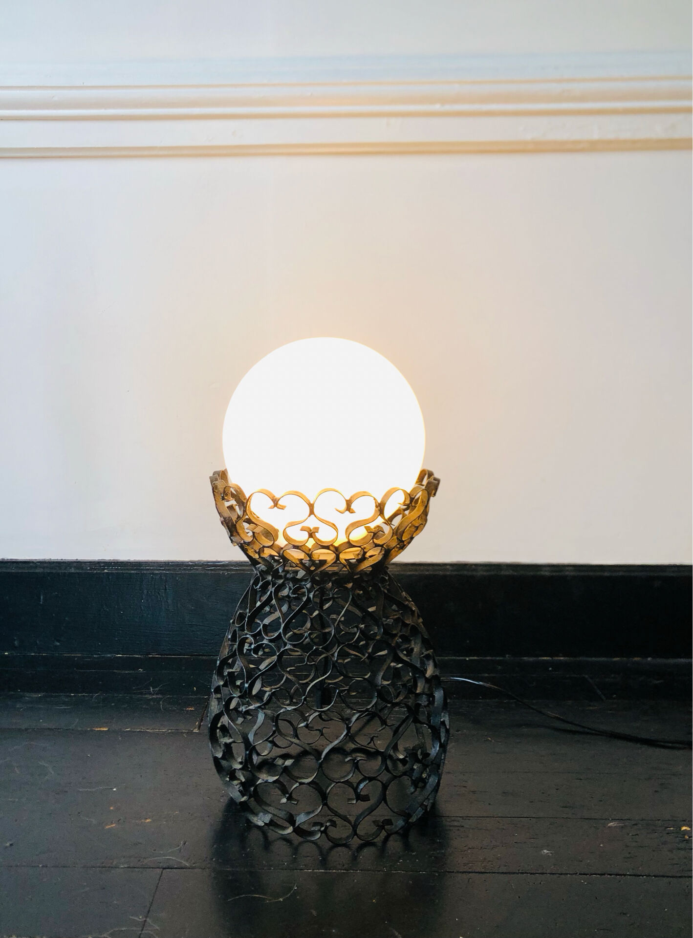 Lame en fer forgé artisanale et globe en opaline blanche
