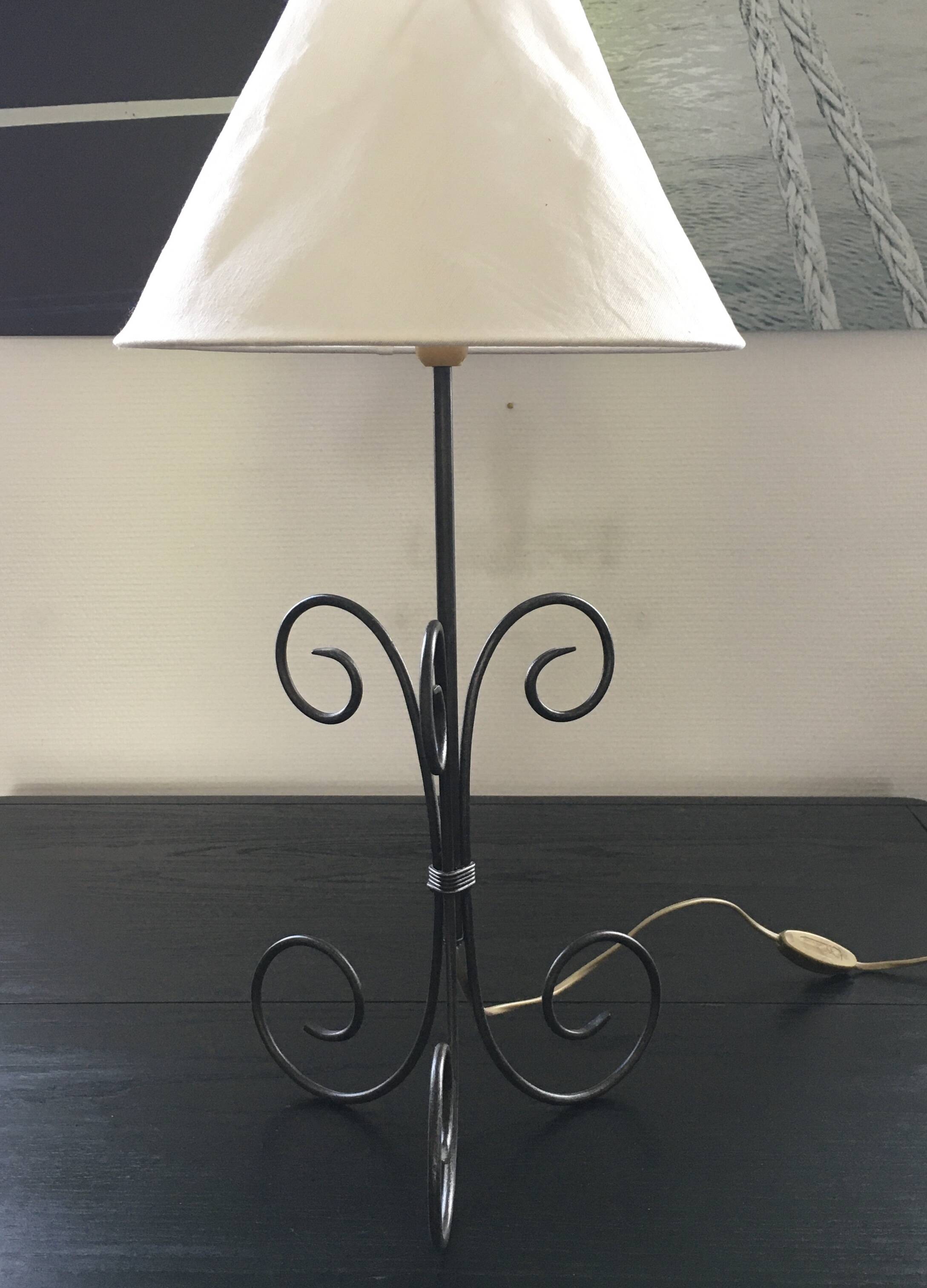 Tripod spiral lamp