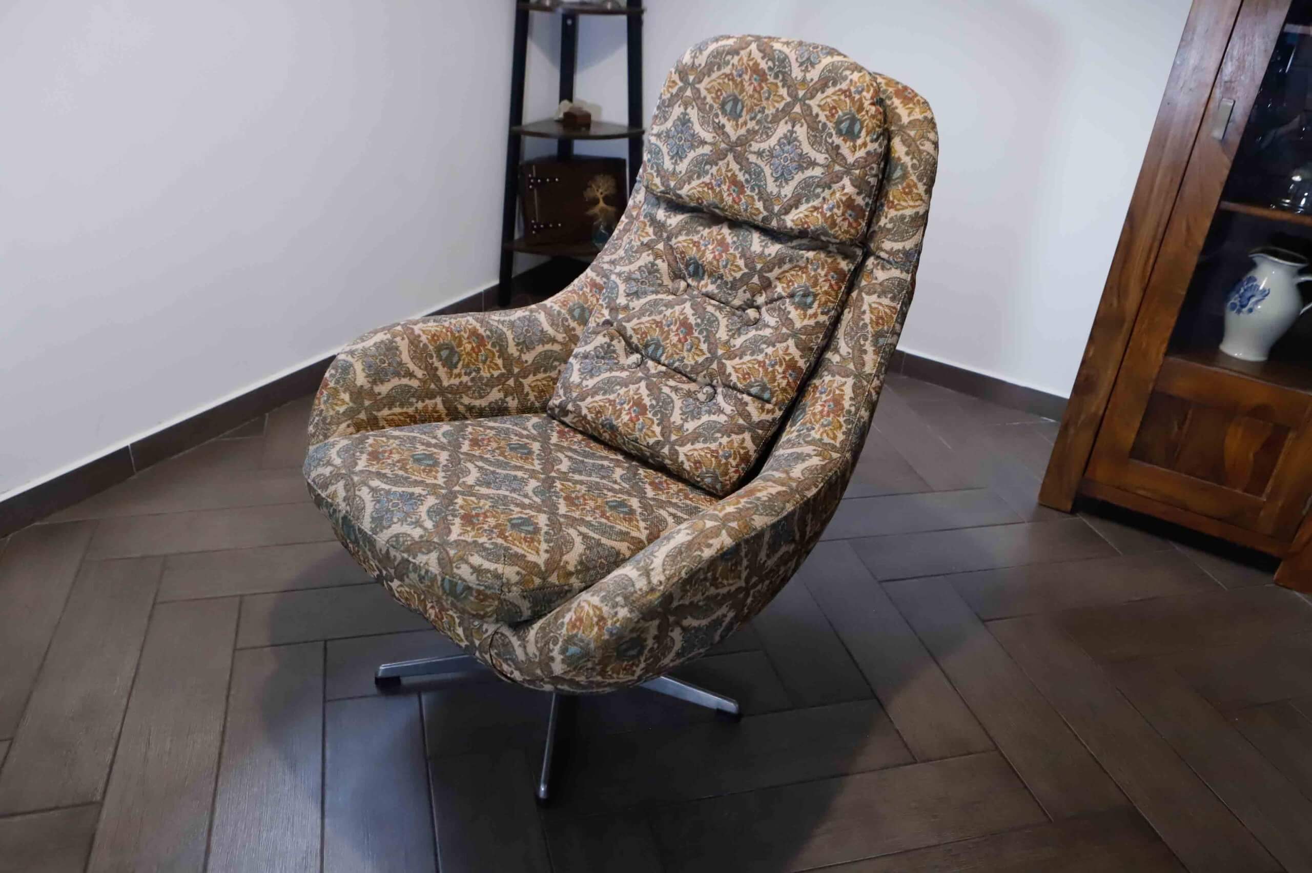 Set of 2 vintage high-back swivel armchairs with abstract upholstery