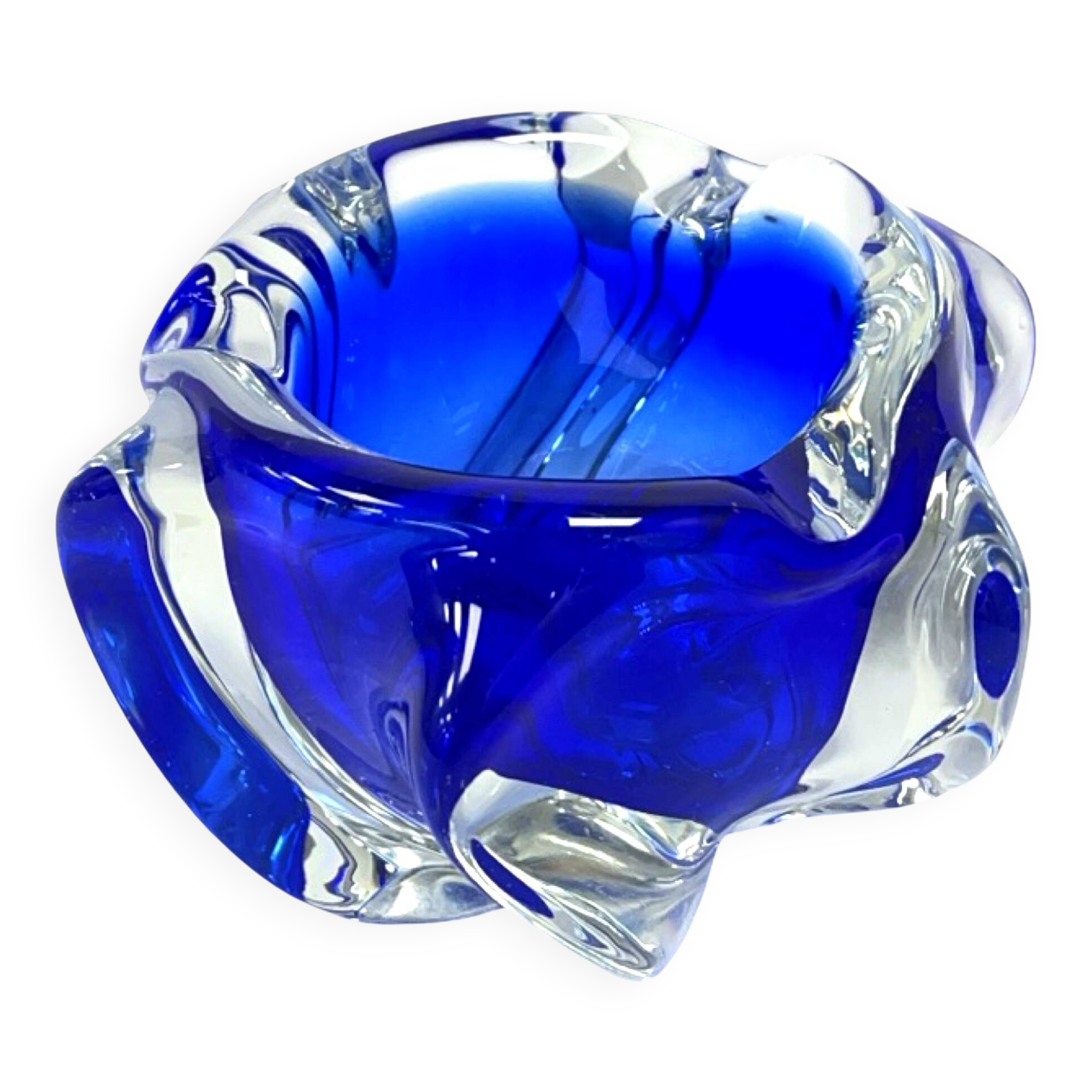 Cendrier en verre cobalt d'art libre de Chřibská Sklarna, Tchécoslovaquie, années 1970.