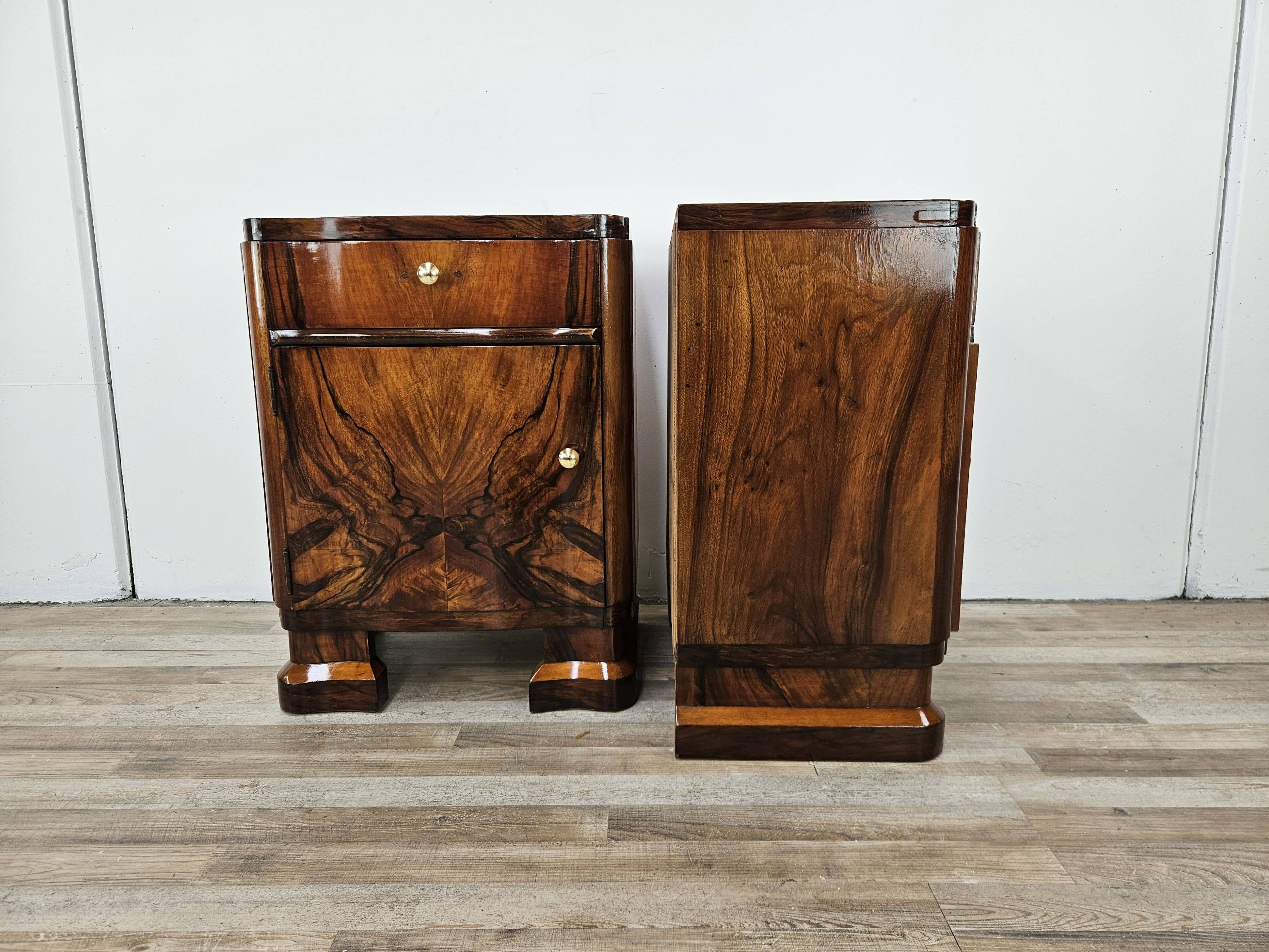 Art Decò bedside tables in walnut burl with brass knobs