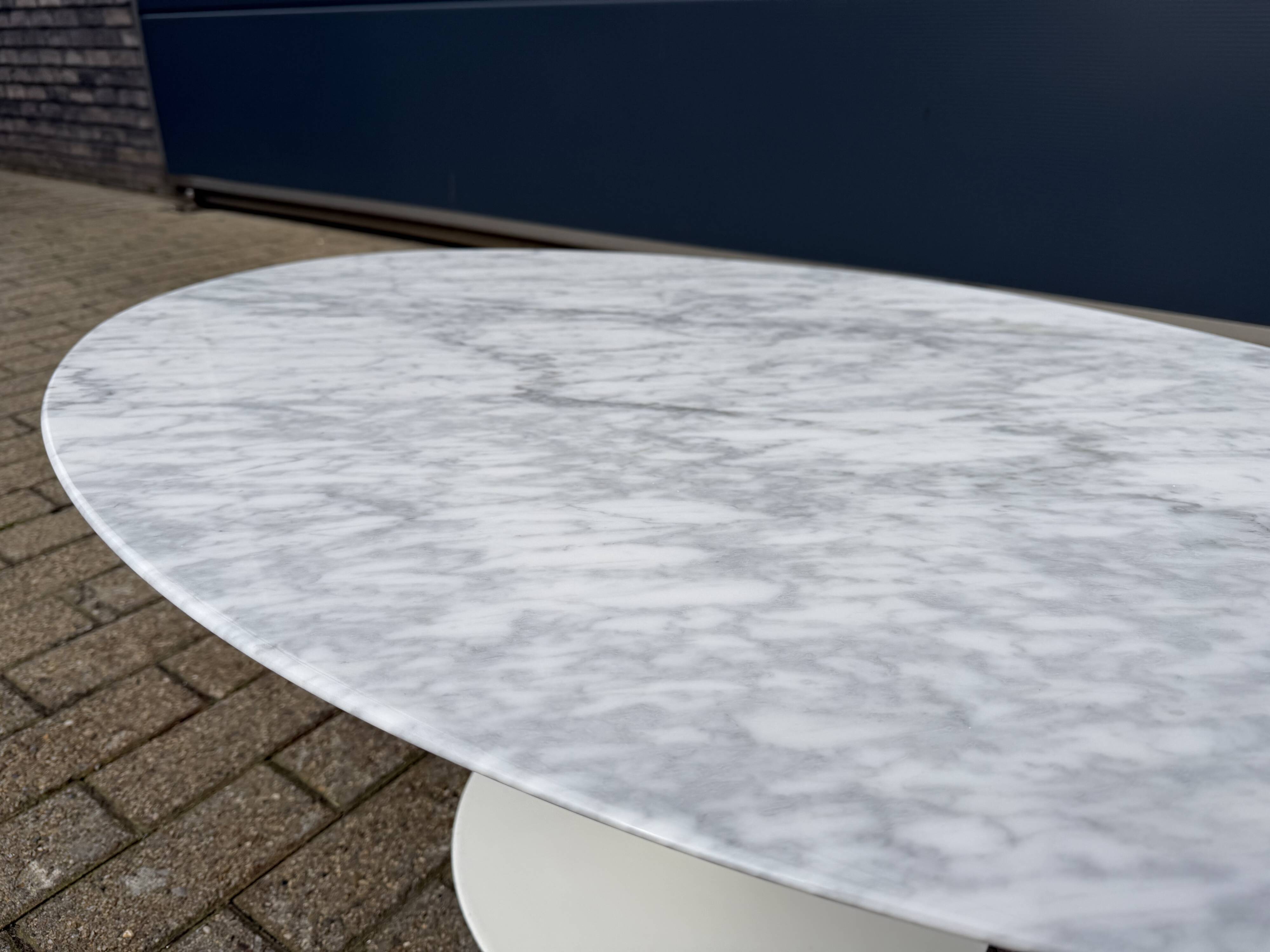 Original oval coffee table Knoll Tulip Eero Saarinen Carrara