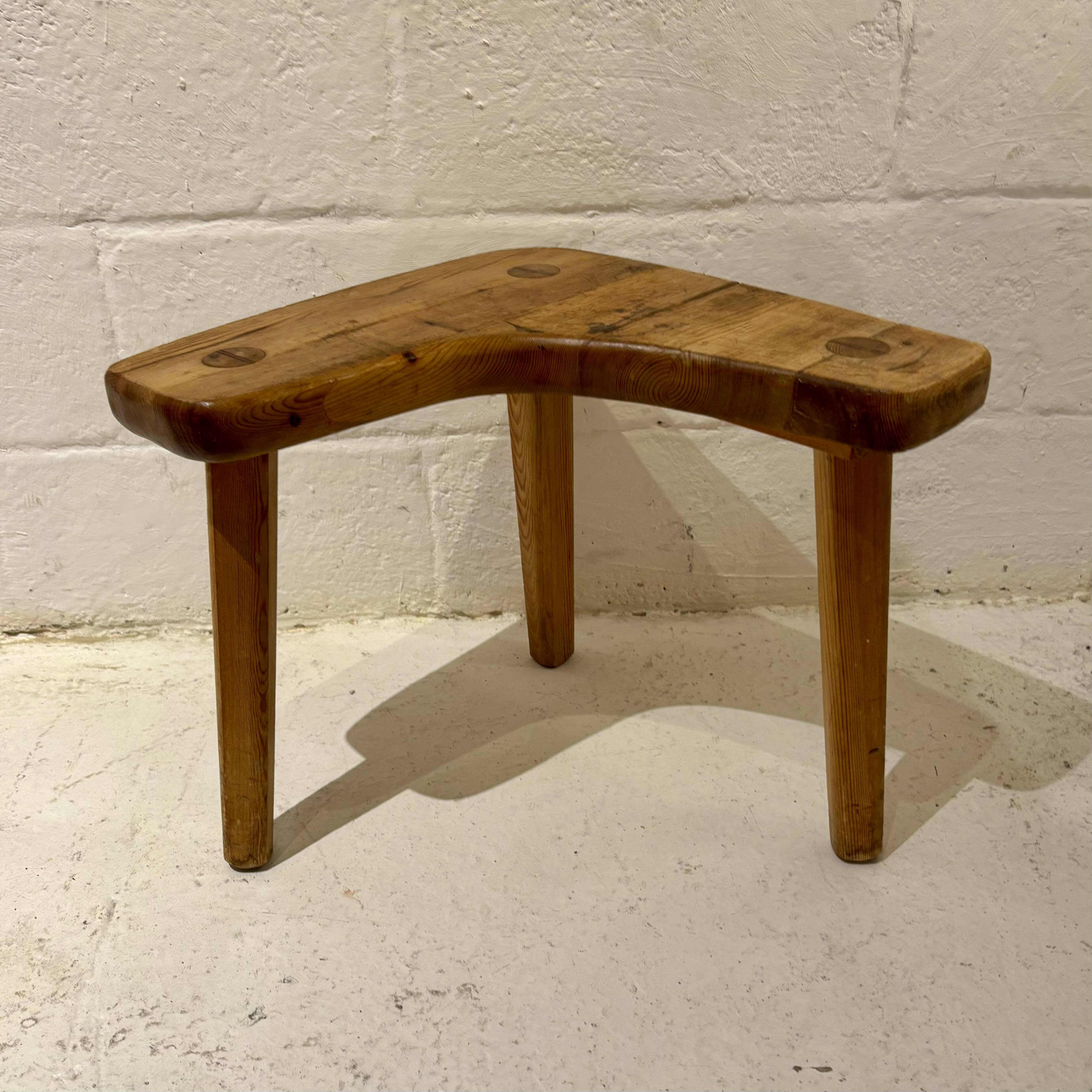 "Free Form" stool in pine – Stig Sandqvist (attr.), Sweden