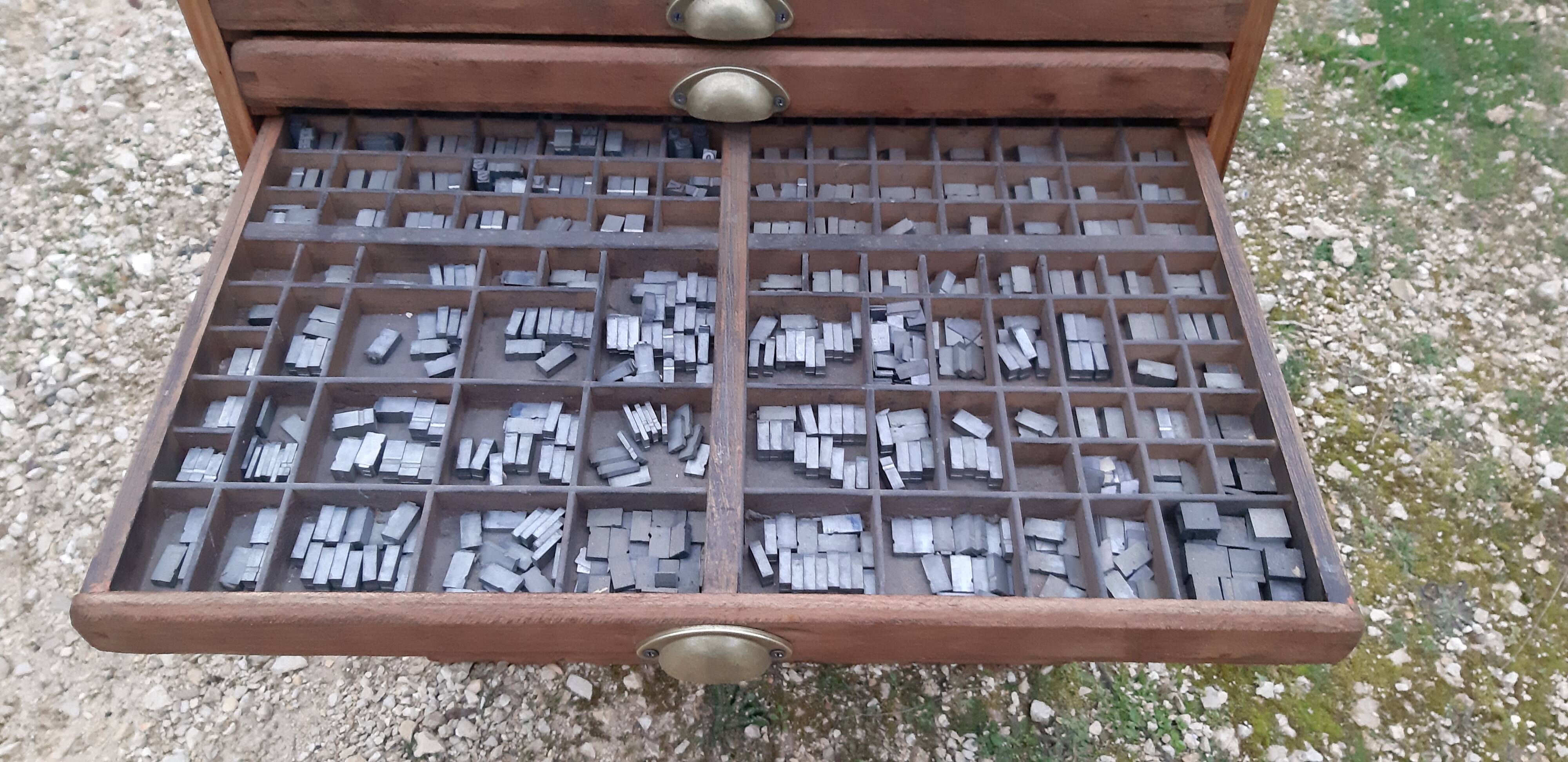 Printing cabinet 16 drawers with these lead letters