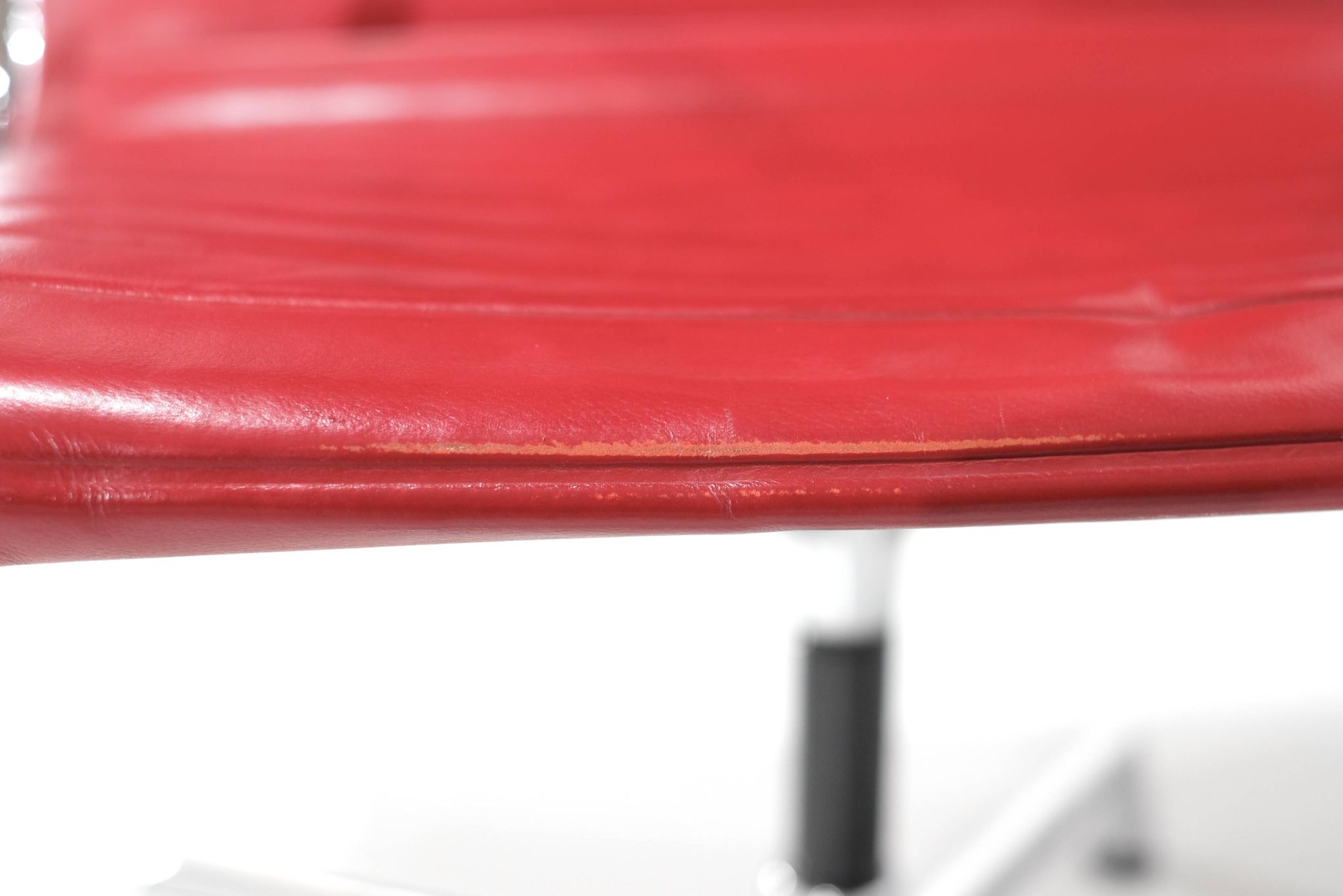 Fauteuil " EA 108 " en cuir rouge, conçu par Charles Ray Eames pour Vitra,