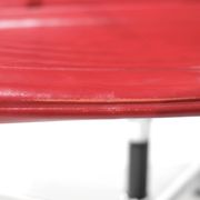 Fauteuil " EA 108 " en cuir rouge, conçu par Charles Ray Eames pour Vitra,