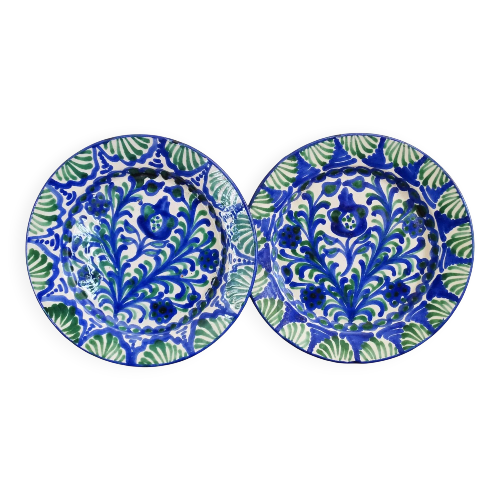 Paire d'assiettes vintage espagnoles en faïence Fajalauza, vertes et bleues.