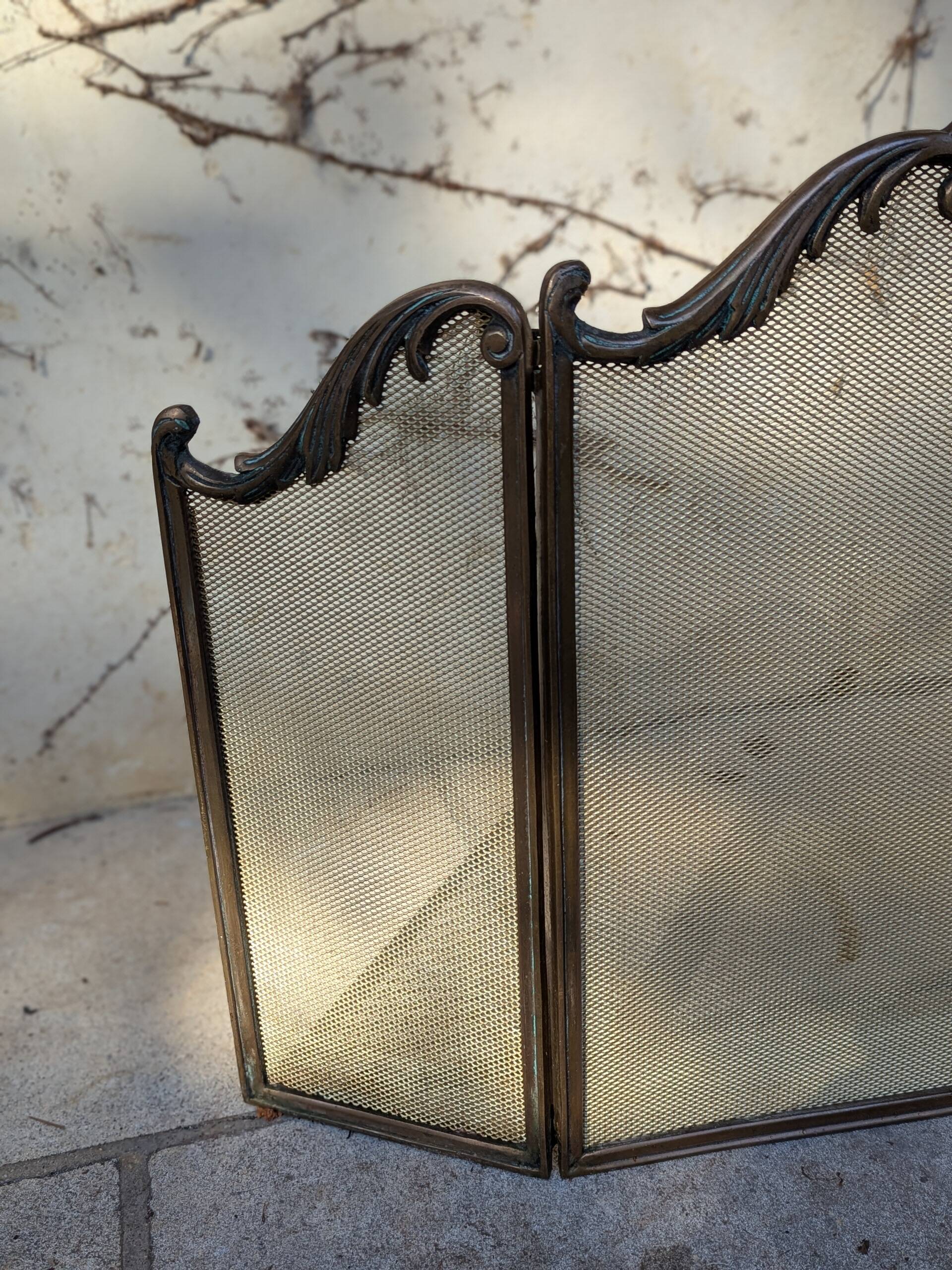 Brass fire screen with 2 leaves
