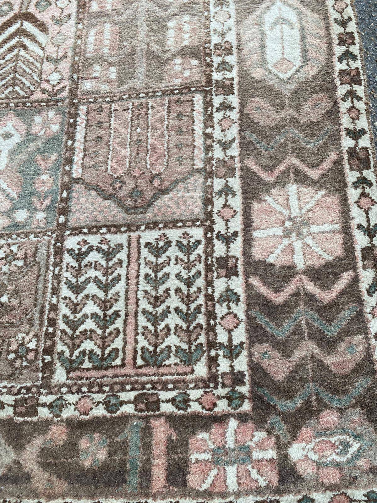 Handmade beige Bakhtiar rug with flowers 200x300.