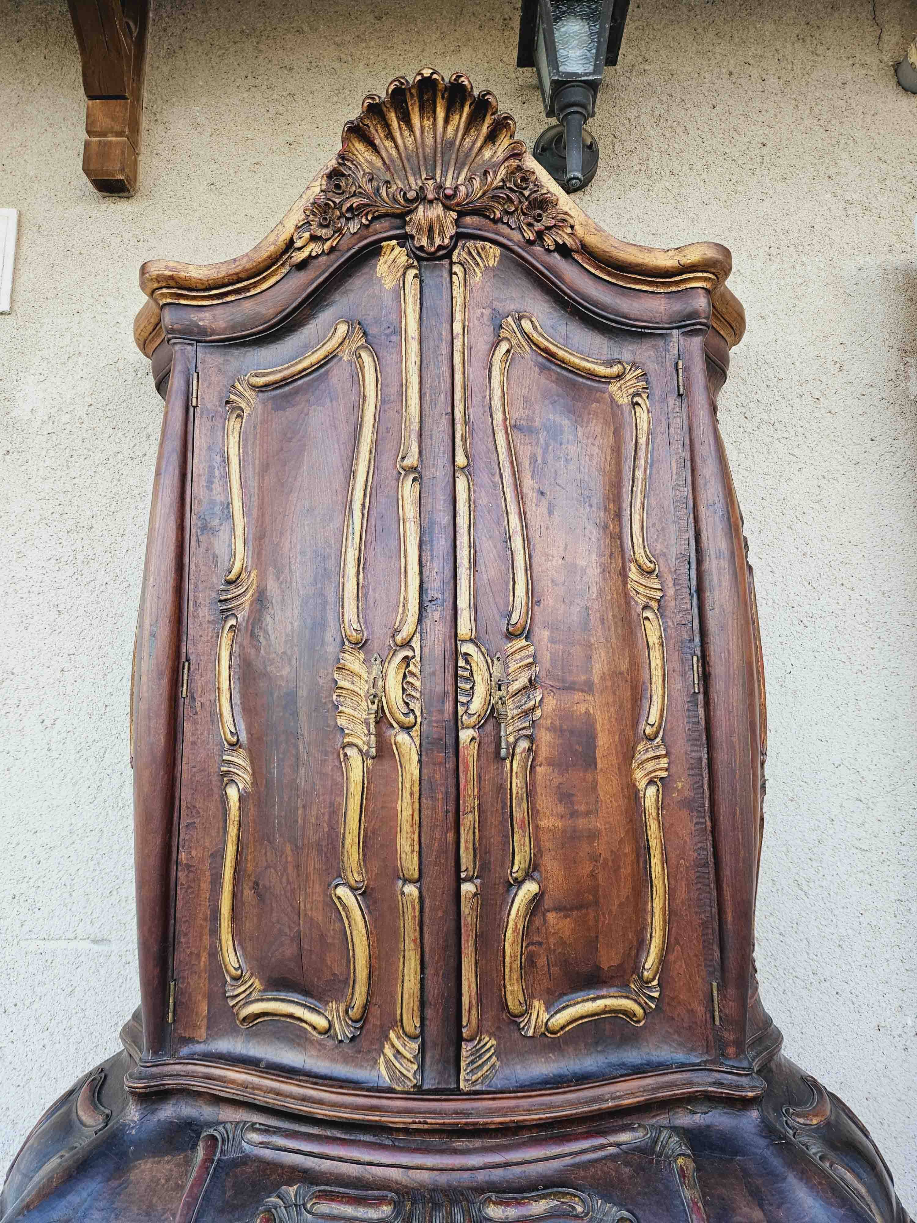 Rounded buffet in venetian baroque style