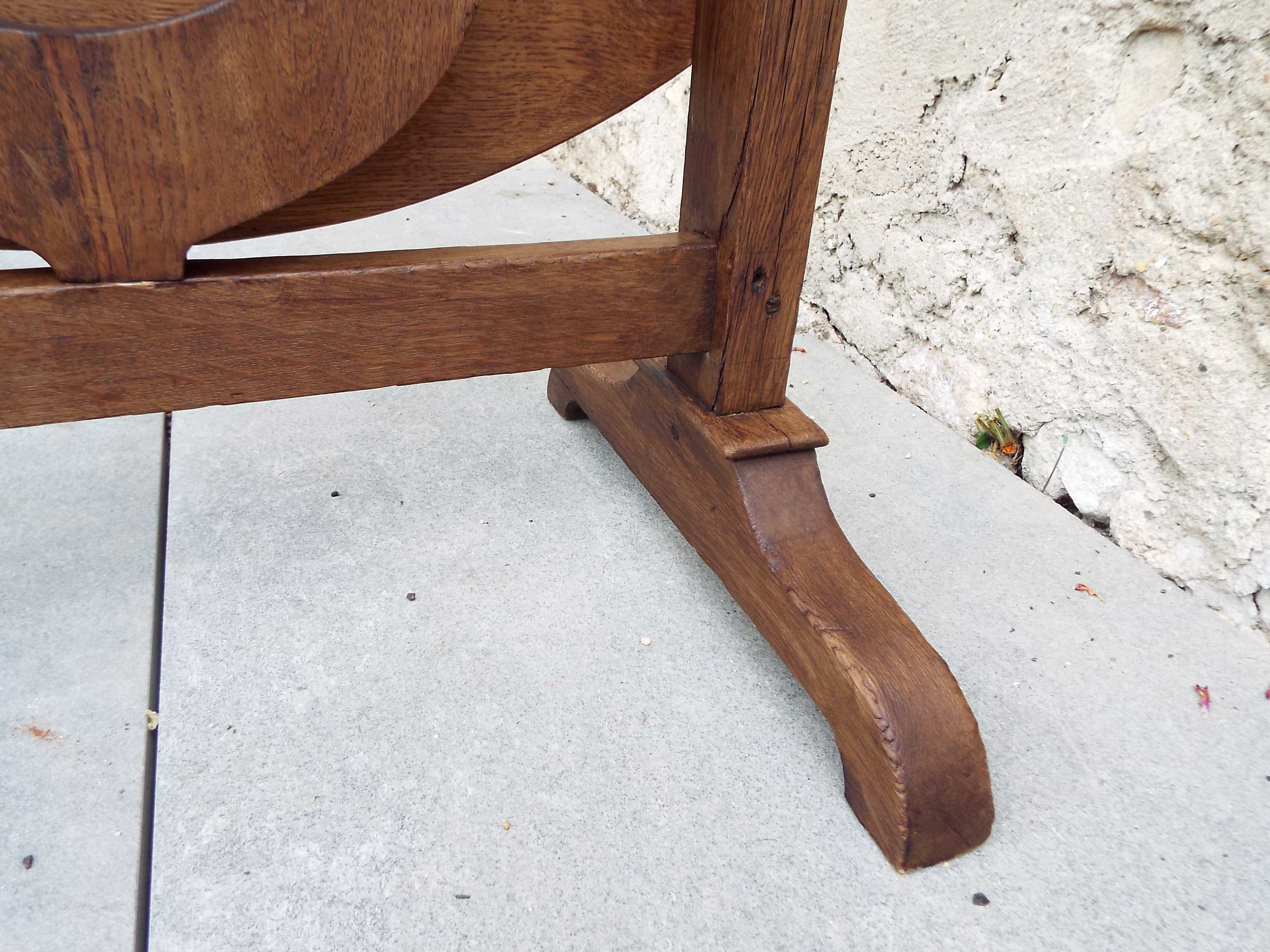 Folding round table winemaker